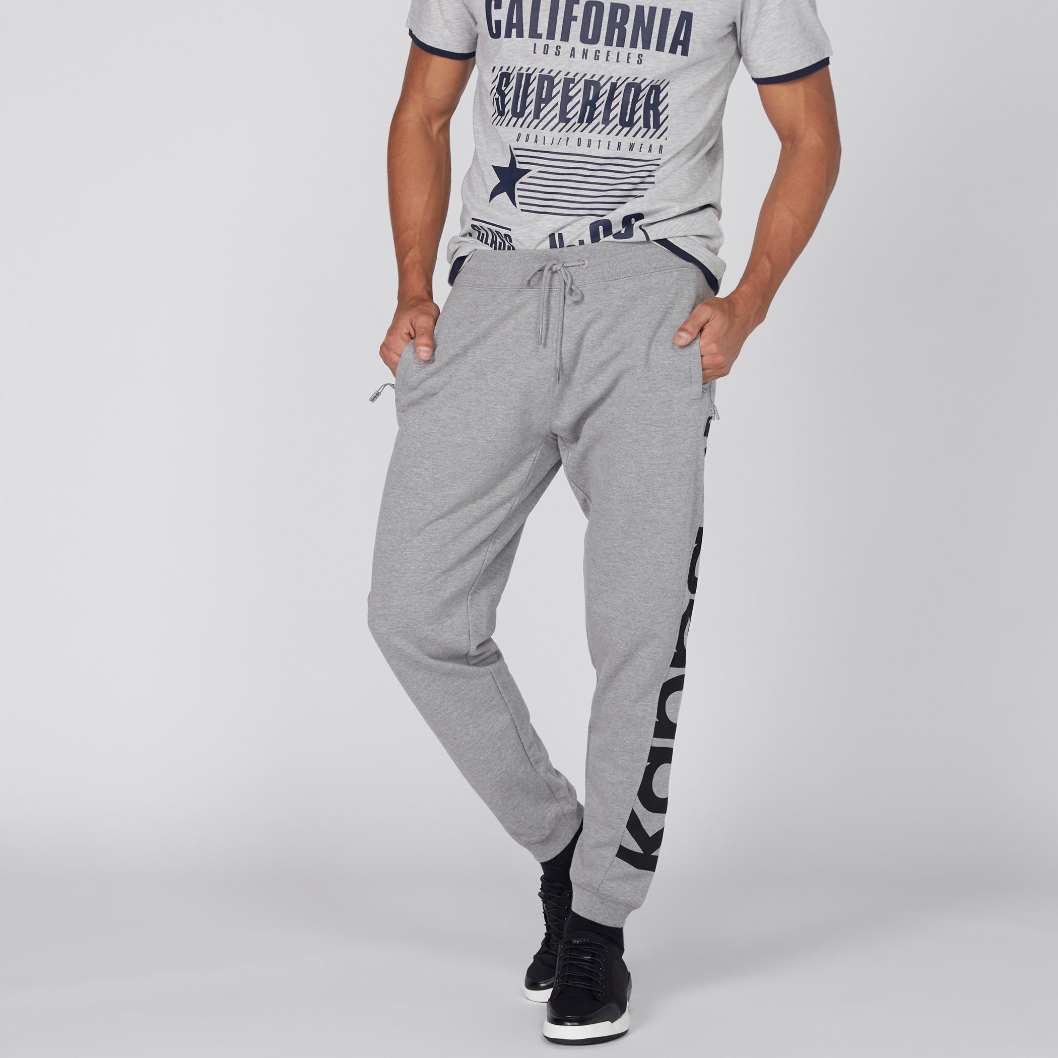 بنطال رياضي طويل بجيوب ورباط وطبعات من كابا-men-clothing-sportswearandactivewear-bottoms-image-1