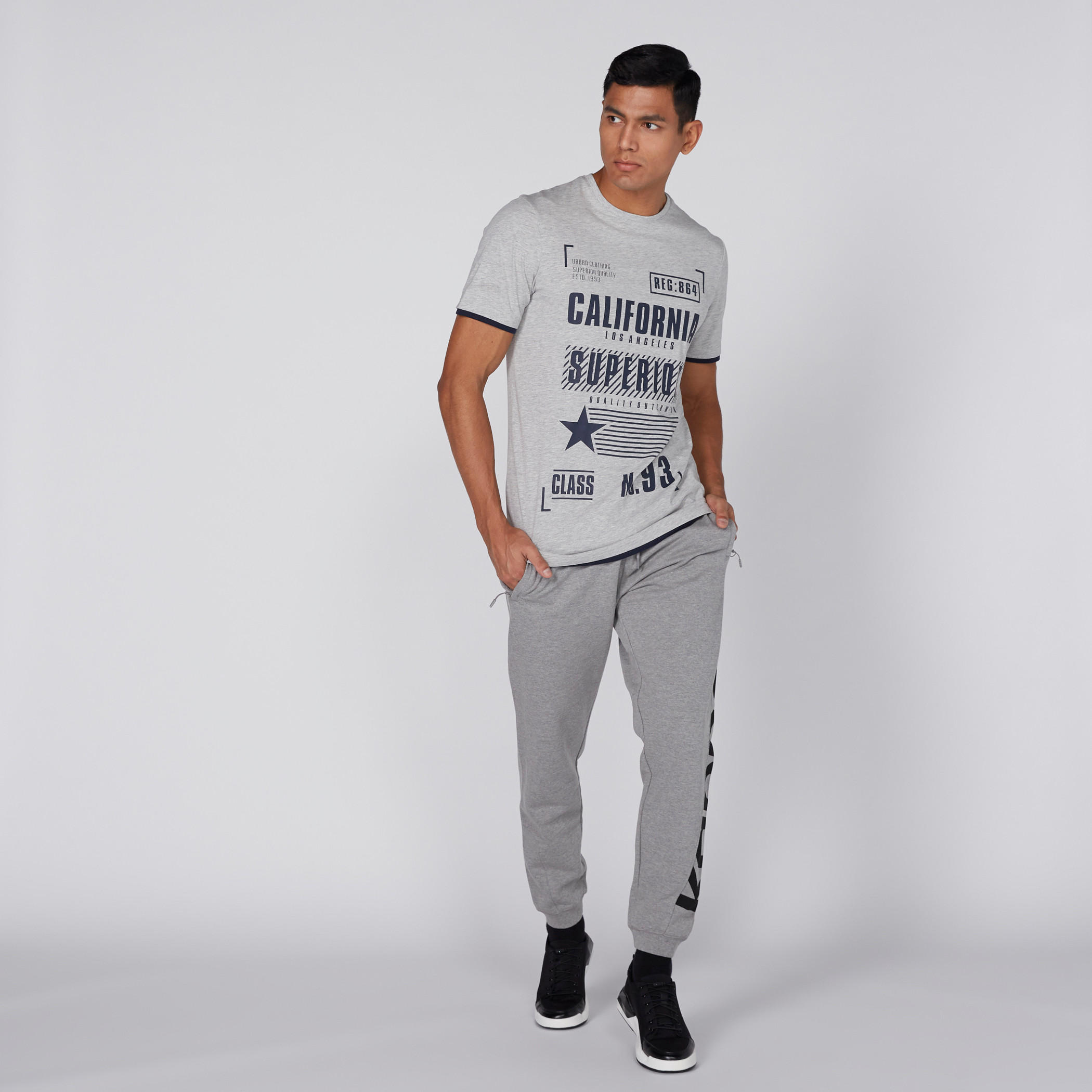 بنطال رياضي طويل بجيوب ورباط وطبعات من كابا-men-clothing-sportswearandactivewear-bottoms-image-2