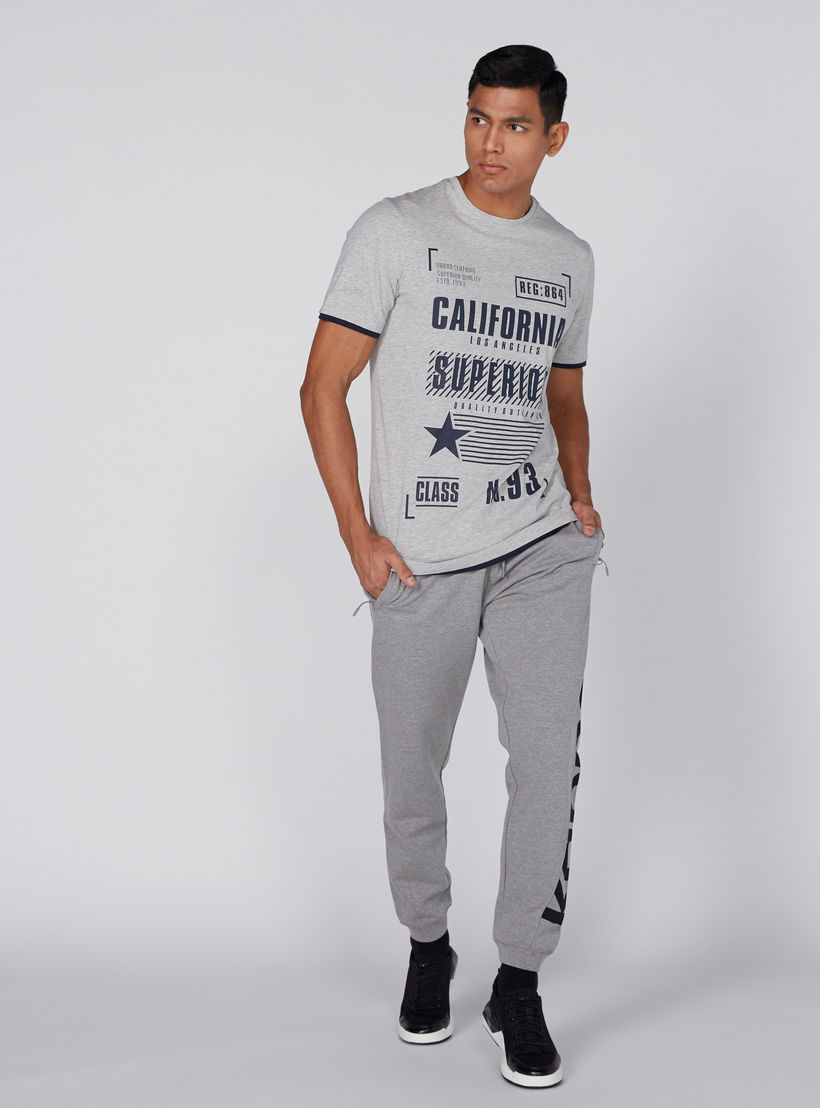 بنطال رياضي طويل بجيوب ورباط وطبعات من كابا-men-clothing-sportswearandactivewear-bottoms-image-2