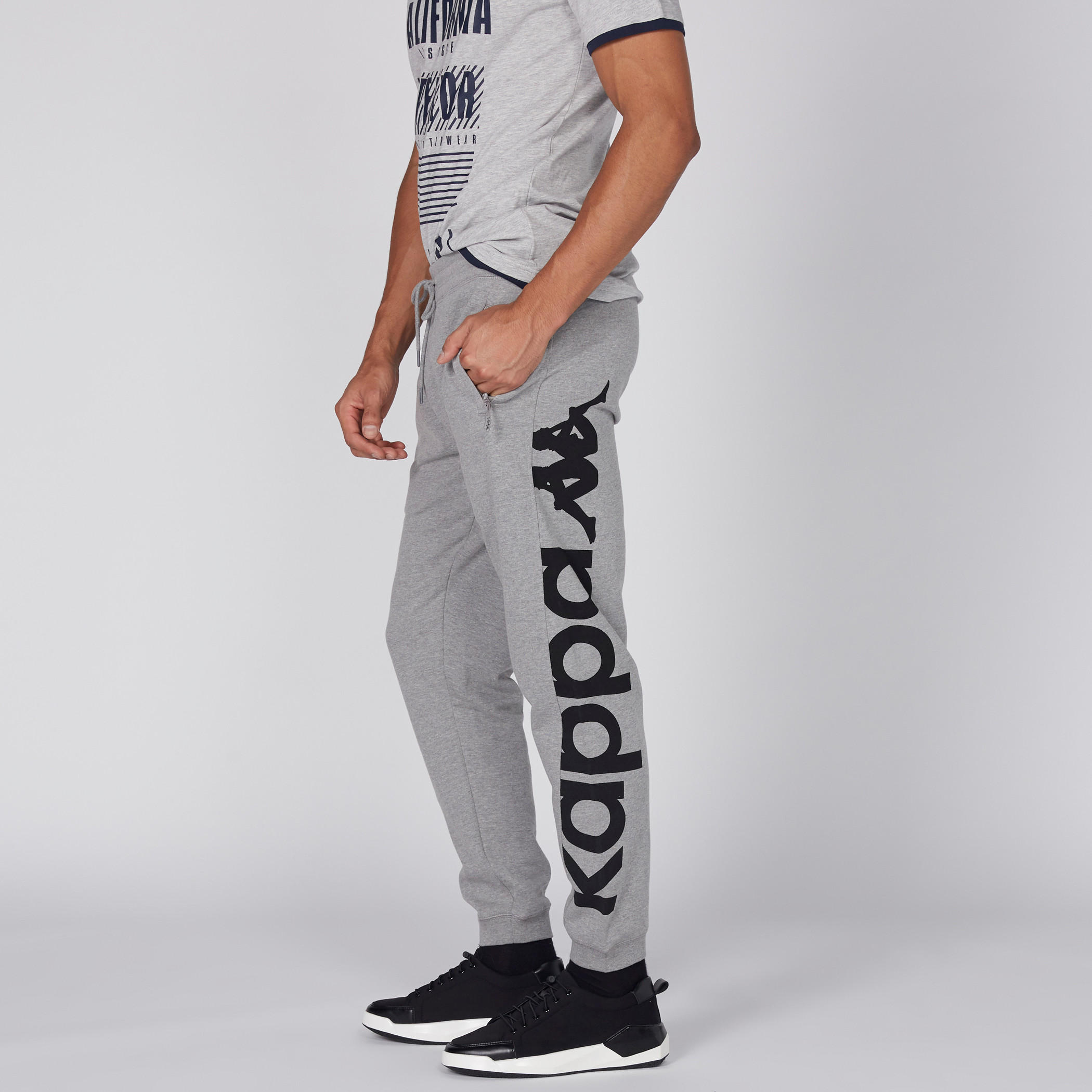 بنطال رياضي طويل بجيوب ورباط وطبعات من كابا-men-clothing-sportswearandactivewear-bottoms-image-4
