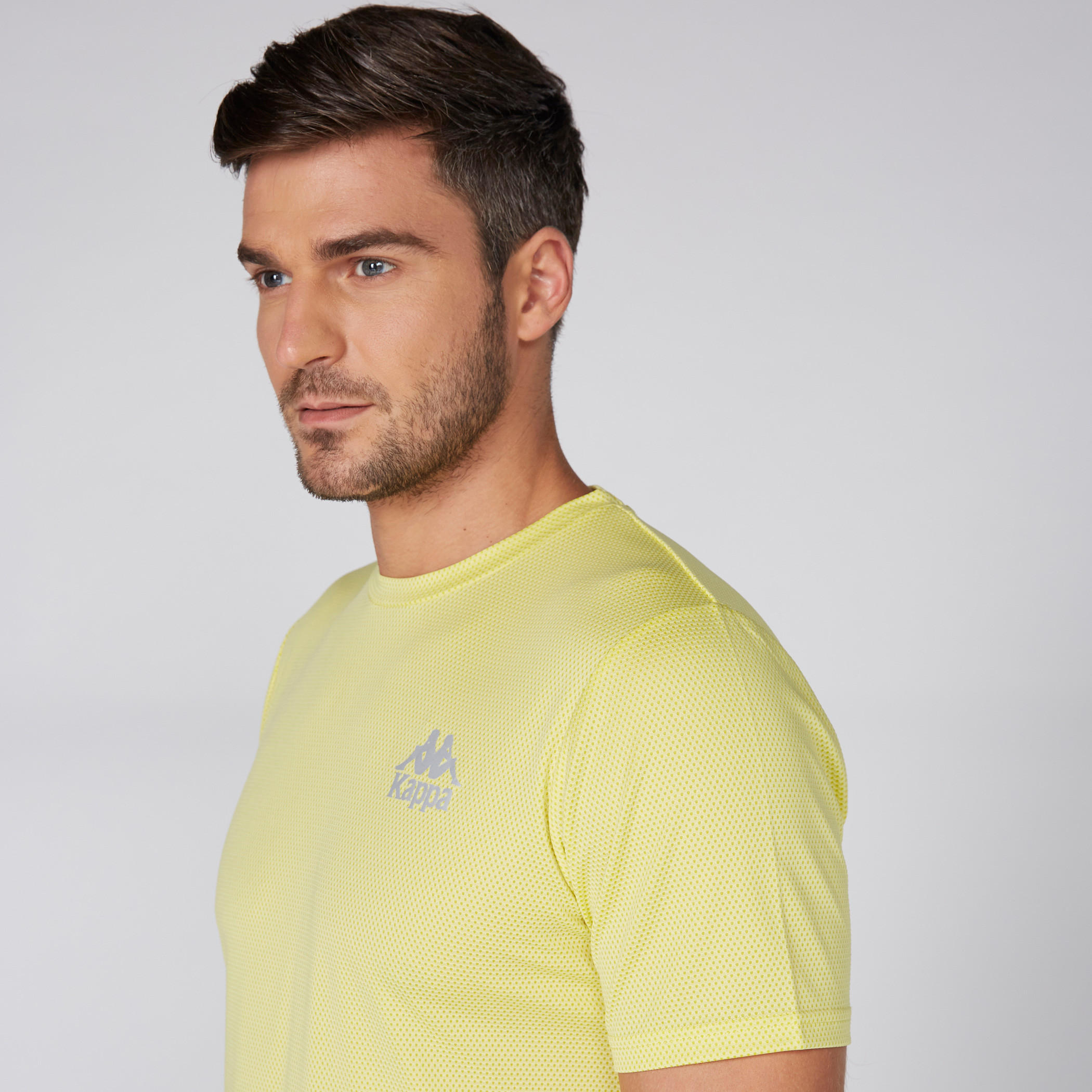 تيشيرت بأكمام قصيرة وتفاصيل شبكية من كابا-men-clothing-sportswearandactivewear-tshirtsandpolos-image-2