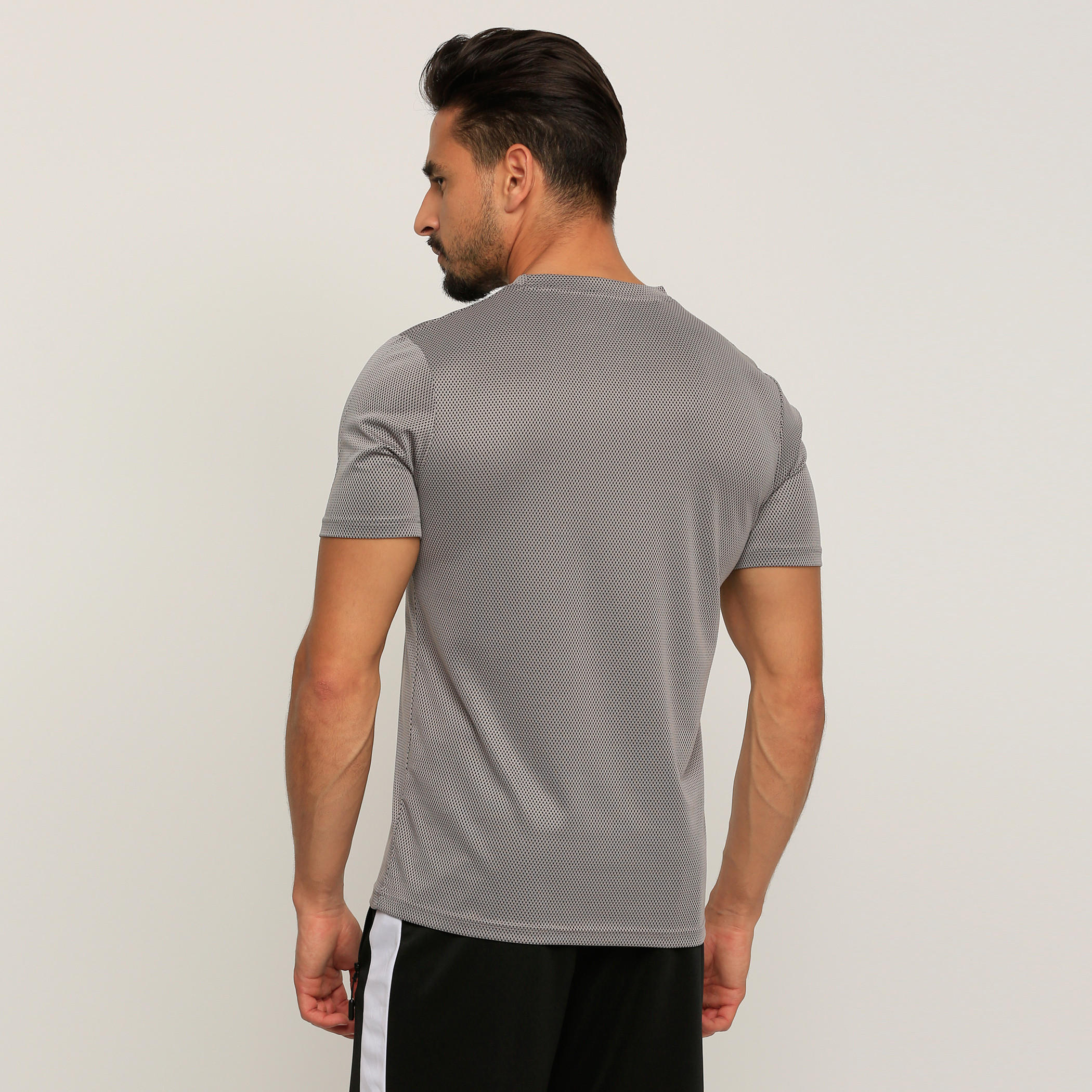 تيشيرت بأكمام قصيرة وياقة مستديرة وتفاصيل شبكية من كابا-men-clothing-sportswearandactivewear-tshirtsandpolos-image-2