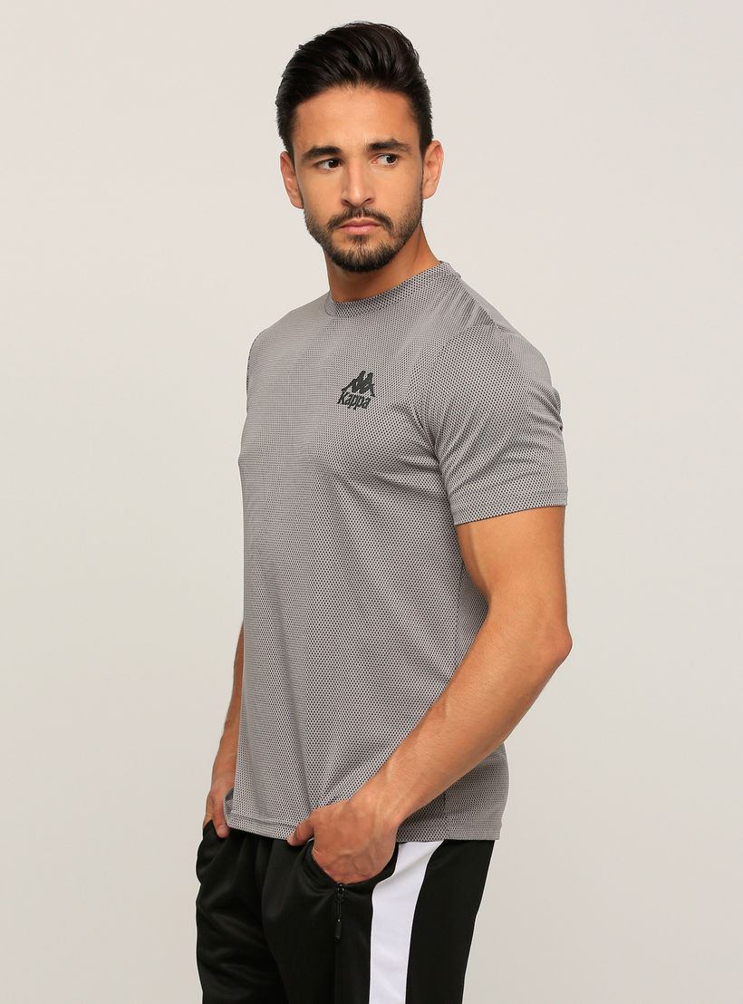 تيشيرت بأكمام قصيرة وياقة مستديرة وتفاصيل شبكية من كابا-men-clothing-sportswearandactivewear-tshirtsandpolos-image-3