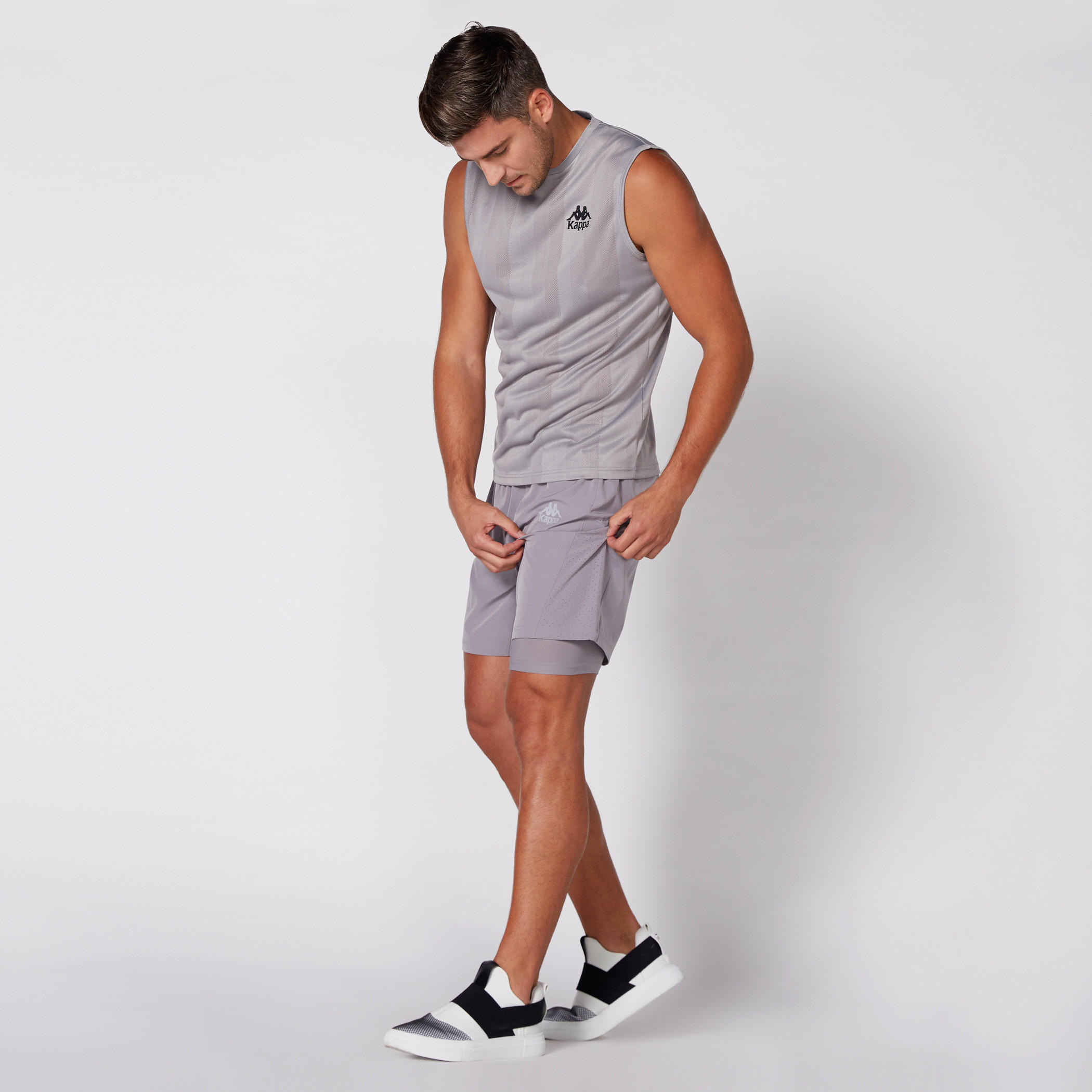 شورت بخصر مطّاطي وتفاصيل شبكية من كابا-men-clothing-sportswearandactivewear-bottoms-image-1