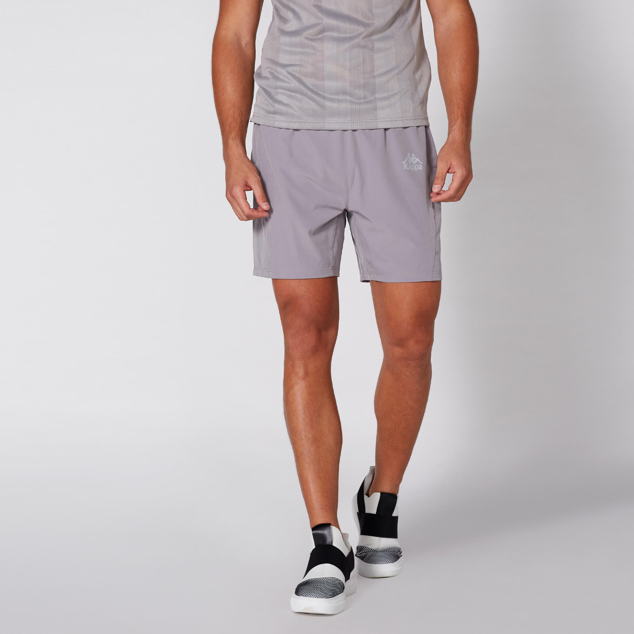 شورت بخصر مطّاطي وتفاصيل شبكية من كابا-men-clothing-sportswearandactivewear-bottoms-image-2