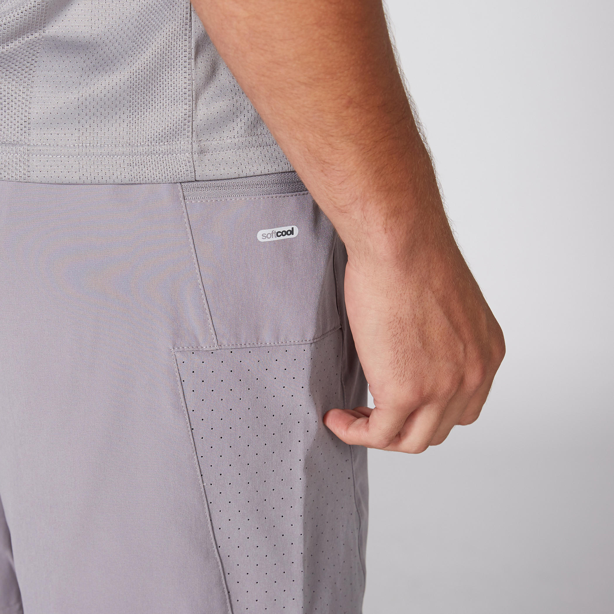 شورت بخصر مطّاطي وتفاصيل شبكية من كابا-men-clothing-sportswearandactivewear-bottoms-image-3