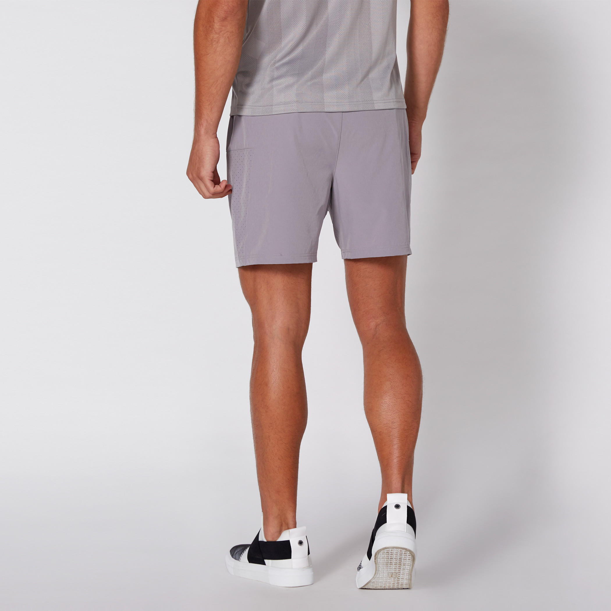 شورت بخصر مطّاطي وتفاصيل شبكية من كابا-men-clothing-sportswearandactivewear-bottoms-image-4