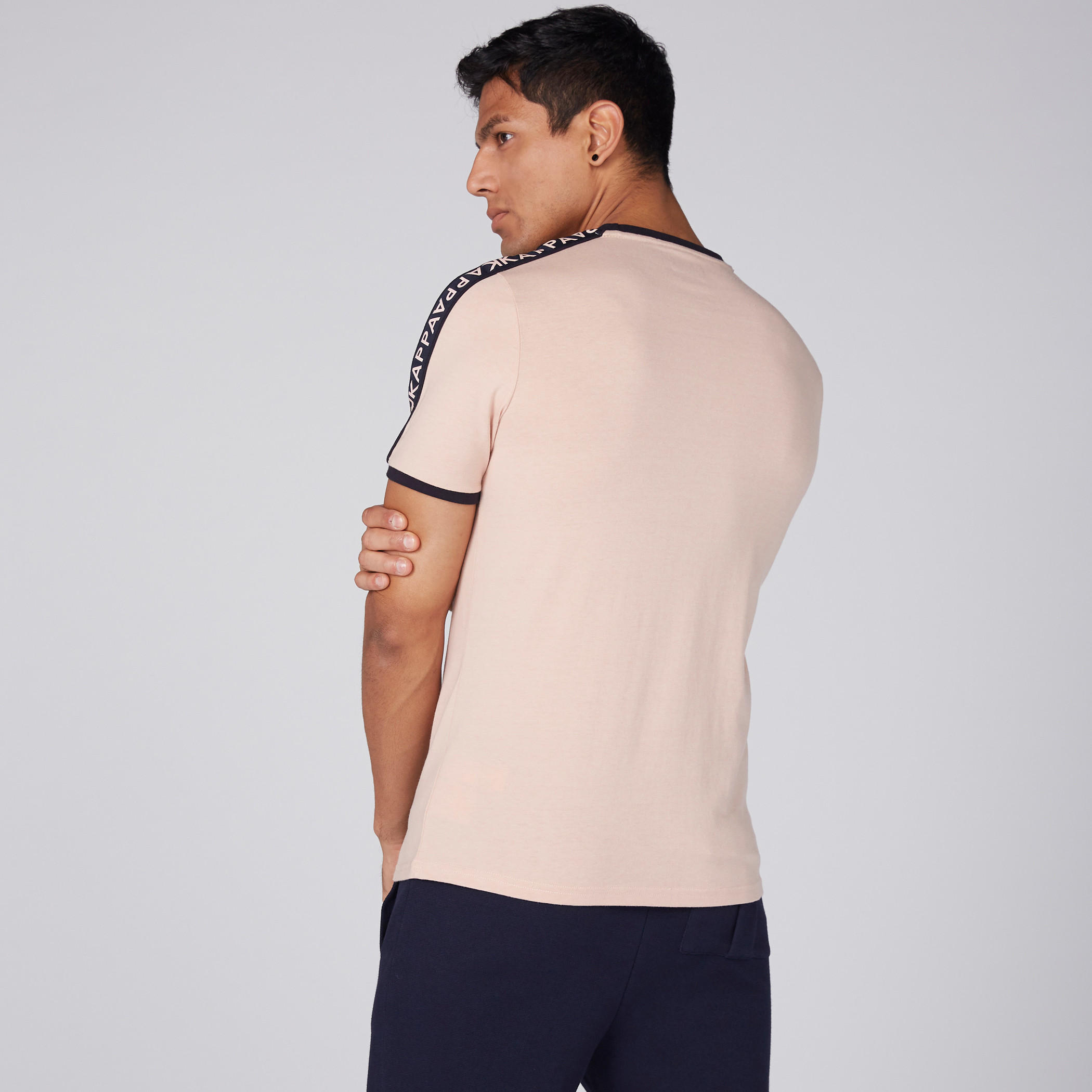 تيشيرت بياقة مستديرة وأكمام قصيرة وطبعات من كابا-men-clothing-sportswearandactivewear-tshirtsandpolos-image-2