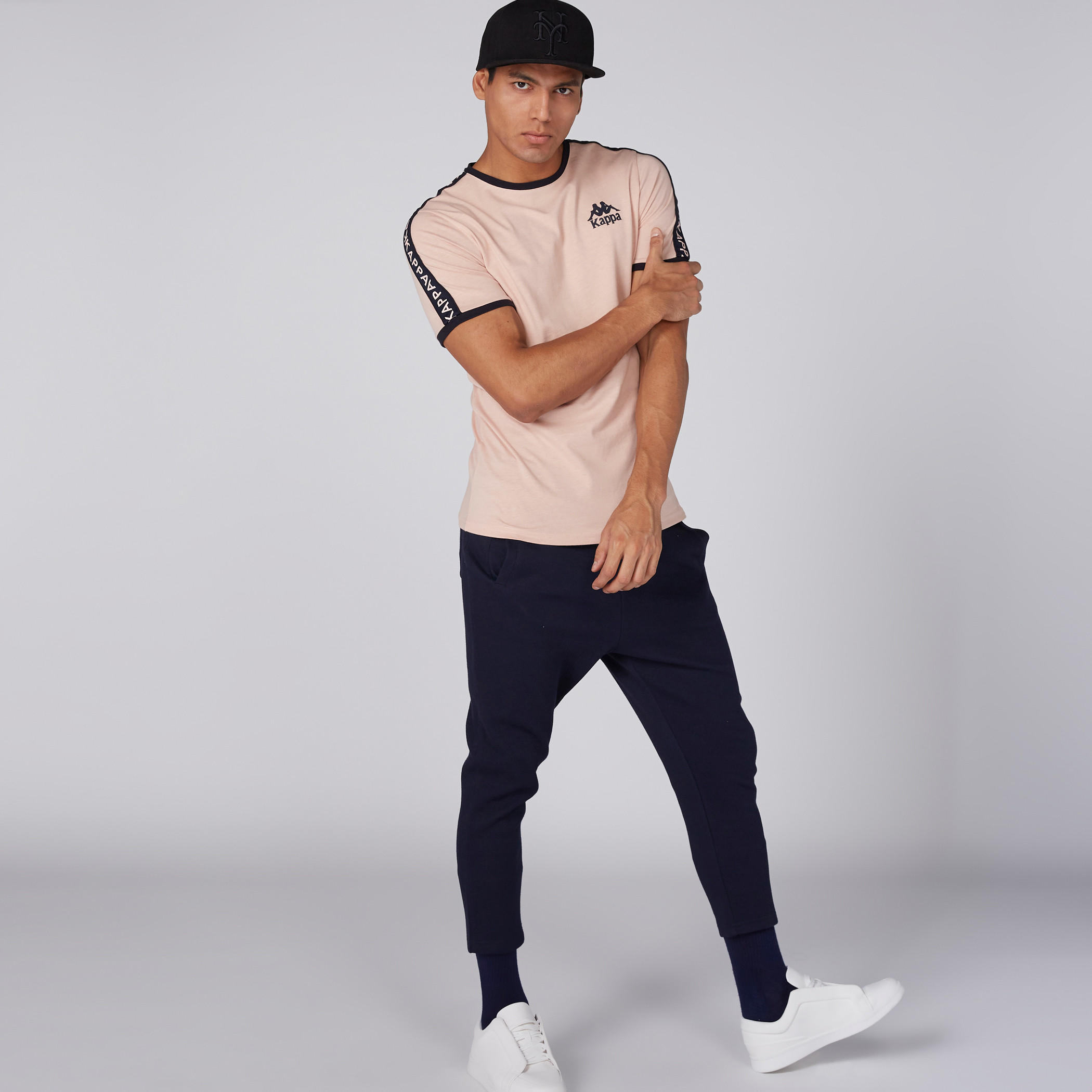 تيشيرت بياقة مستديرة وأكمام قصيرة وطبعات من كابا-men-clothing-sportswearandactivewear-tshirtsandpolos-image-3