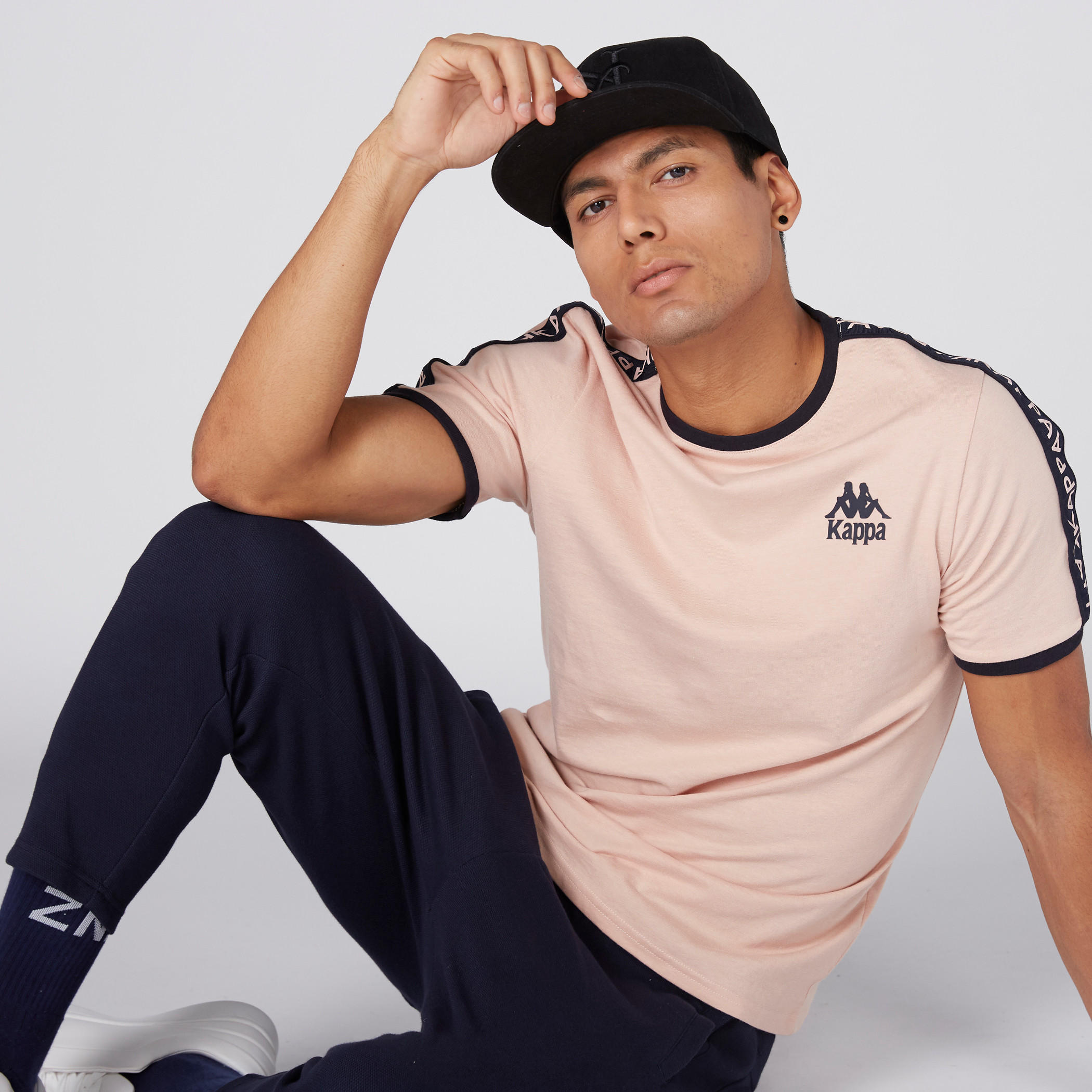 تيشيرت بياقة مستديرة وأكمام قصيرة وطبعات من كابا-men-clothing-sportswearandactivewear-tshirtsandpolos-image-4