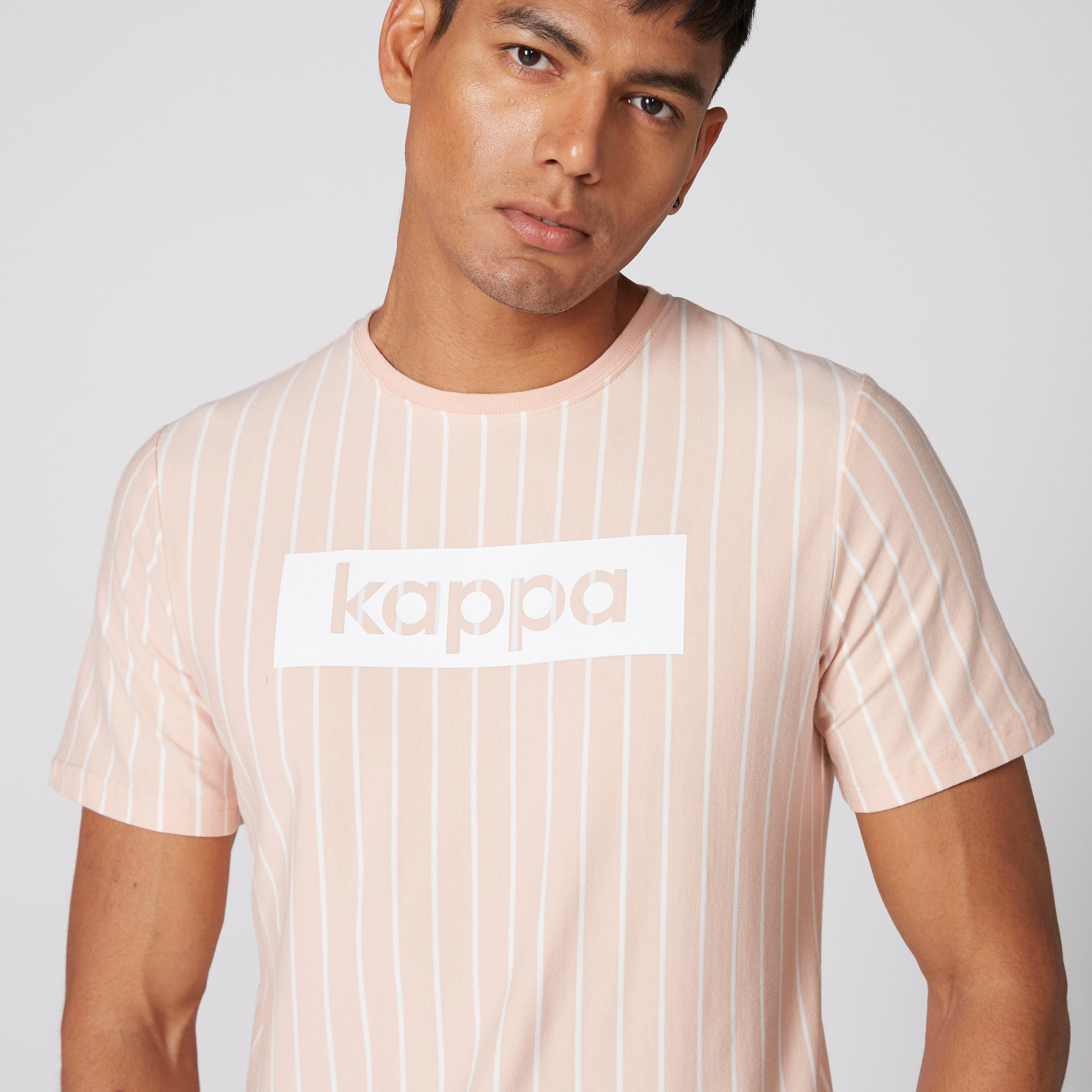 تيشيرت بياقة مستديرة وأكمام قصيرة وطبعات من كابا-men-clothing-sportswearandactivewear-tshirtsandpolos-image-3