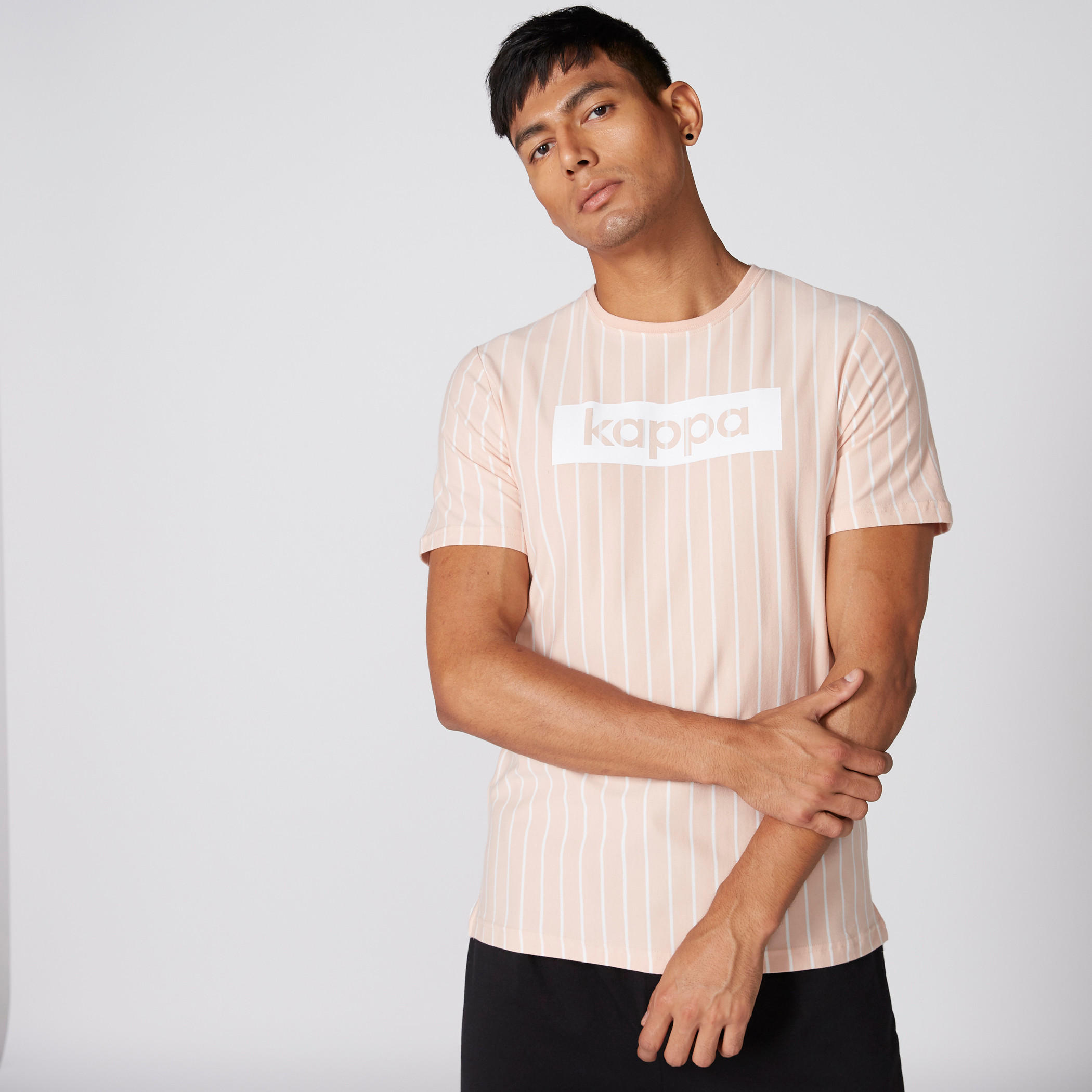 تيشيرت بياقة مستديرة وأكمام قصيرة وطبعات من كابا-men-clothing-sportswearandactivewear-tshirtsandpolos-image-4