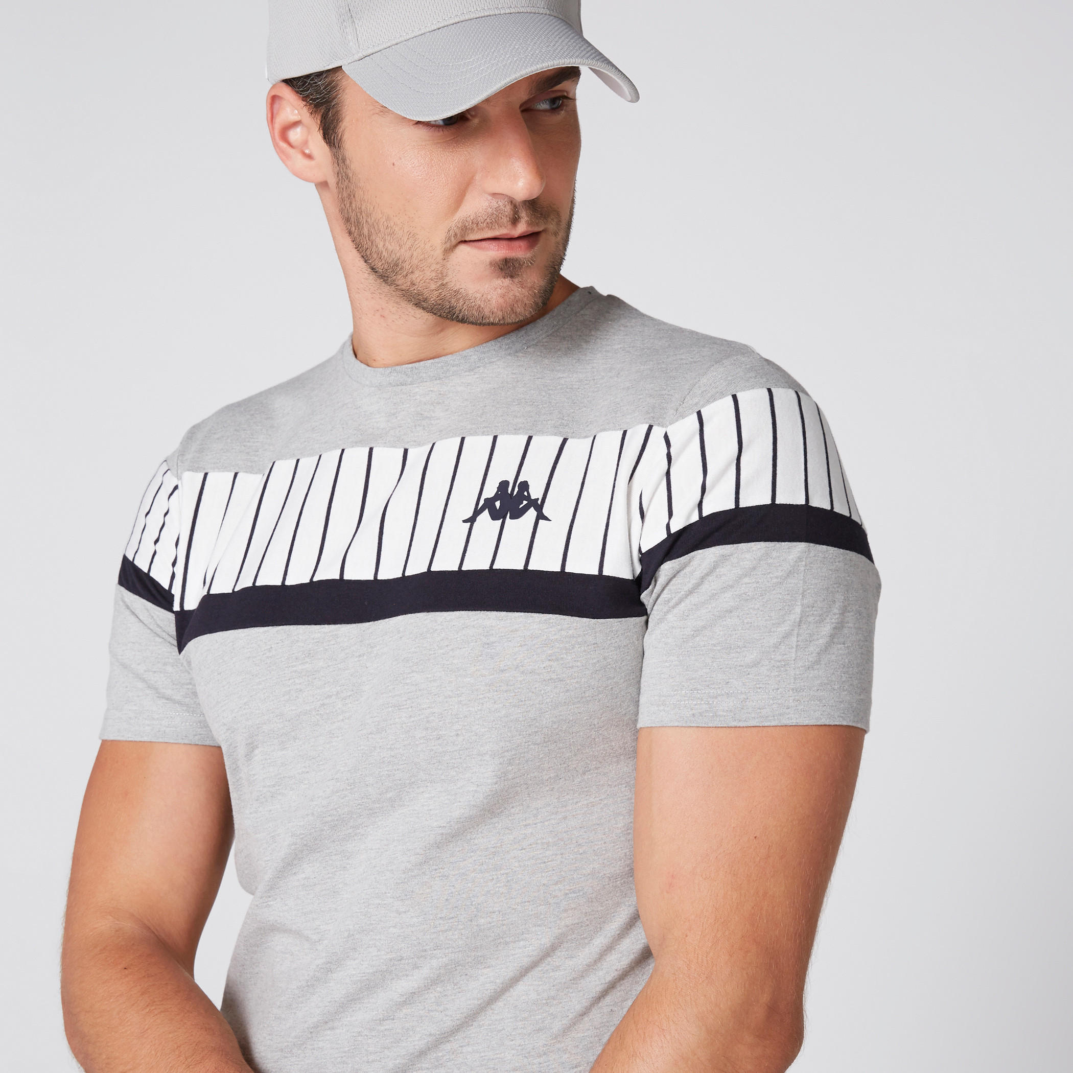 تيشيرت بياقة ضيقة وأكمام قصيرة وطبعات من كابا-men-clothing-sportswearandactivewear-tshirtsandpolos-image-1