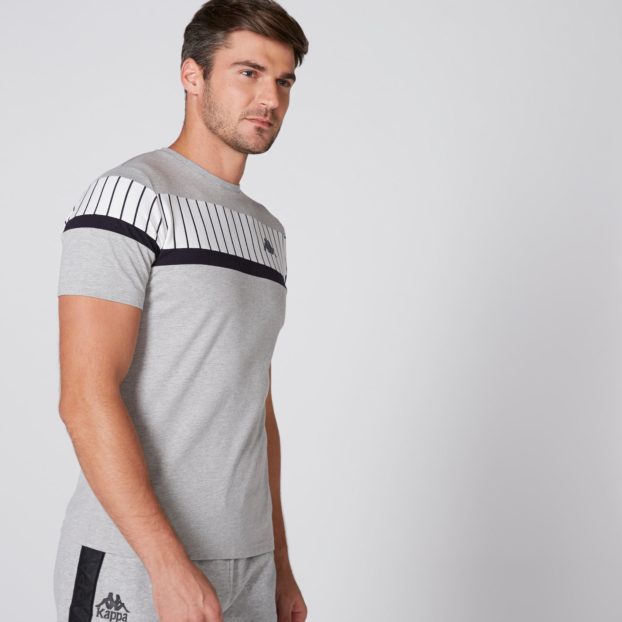 تيشيرت بياقة ضيقة وأكمام قصيرة وطبعات من كابا-men-clothing-sportswearandactivewear-tshirtsandpolos-image-2