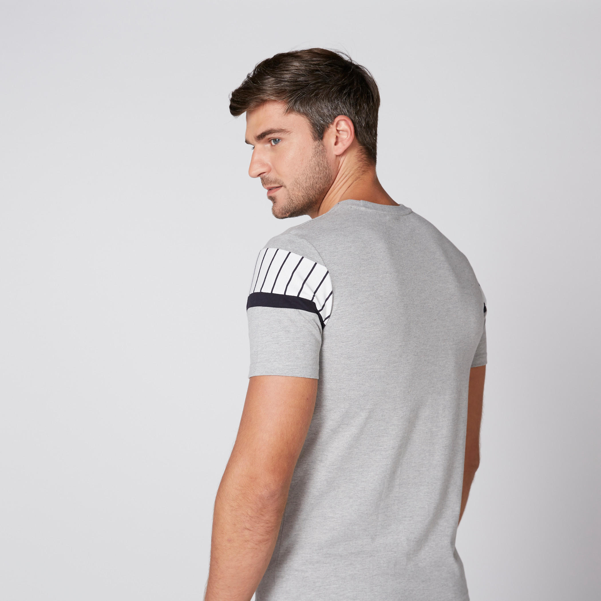 تيشيرت بياقة ضيقة وأكمام قصيرة وطبعات من كابا-men-clothing-sportswearandactivewear-tshirtsandpolos-image-3
