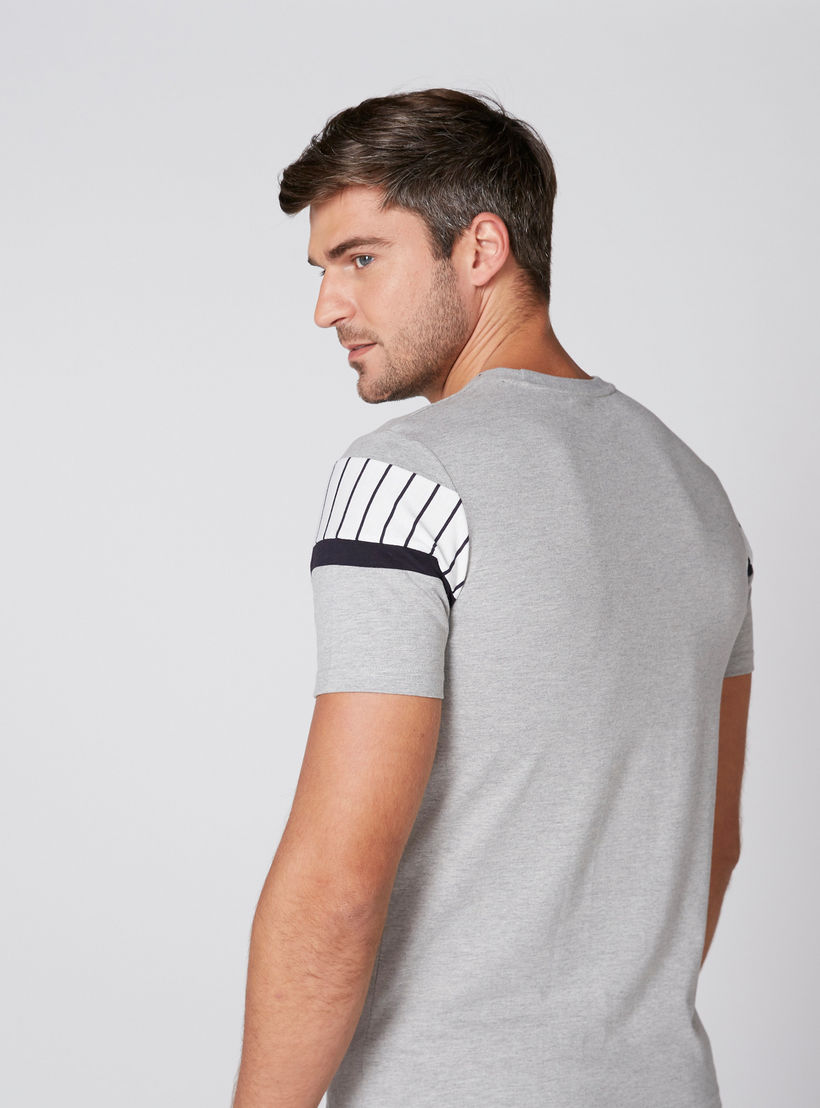 تيشيرت بياقة ضيقة وأكمام قصيرة وطبعات من كابا-men-clothing-sportswearandactivewear-tshirtsandpolos-image-3