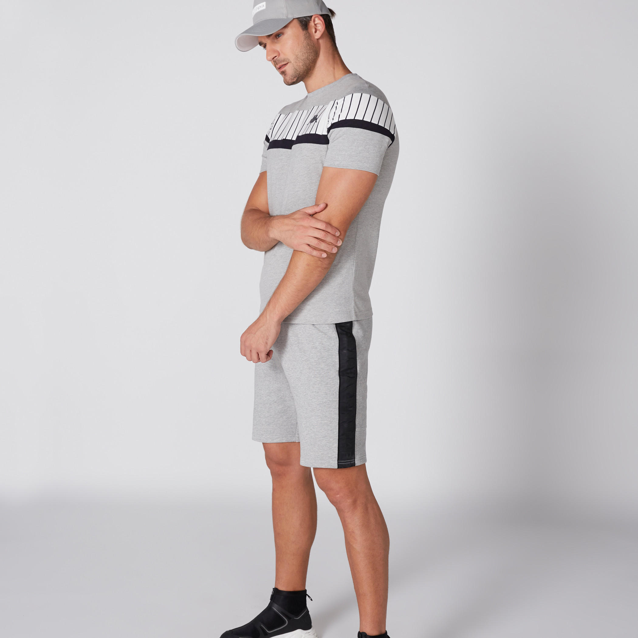 شورت بخصر مطّاطي ورباط من كابا-men-clothing-sportswearandactivewear-bottoms-image-2