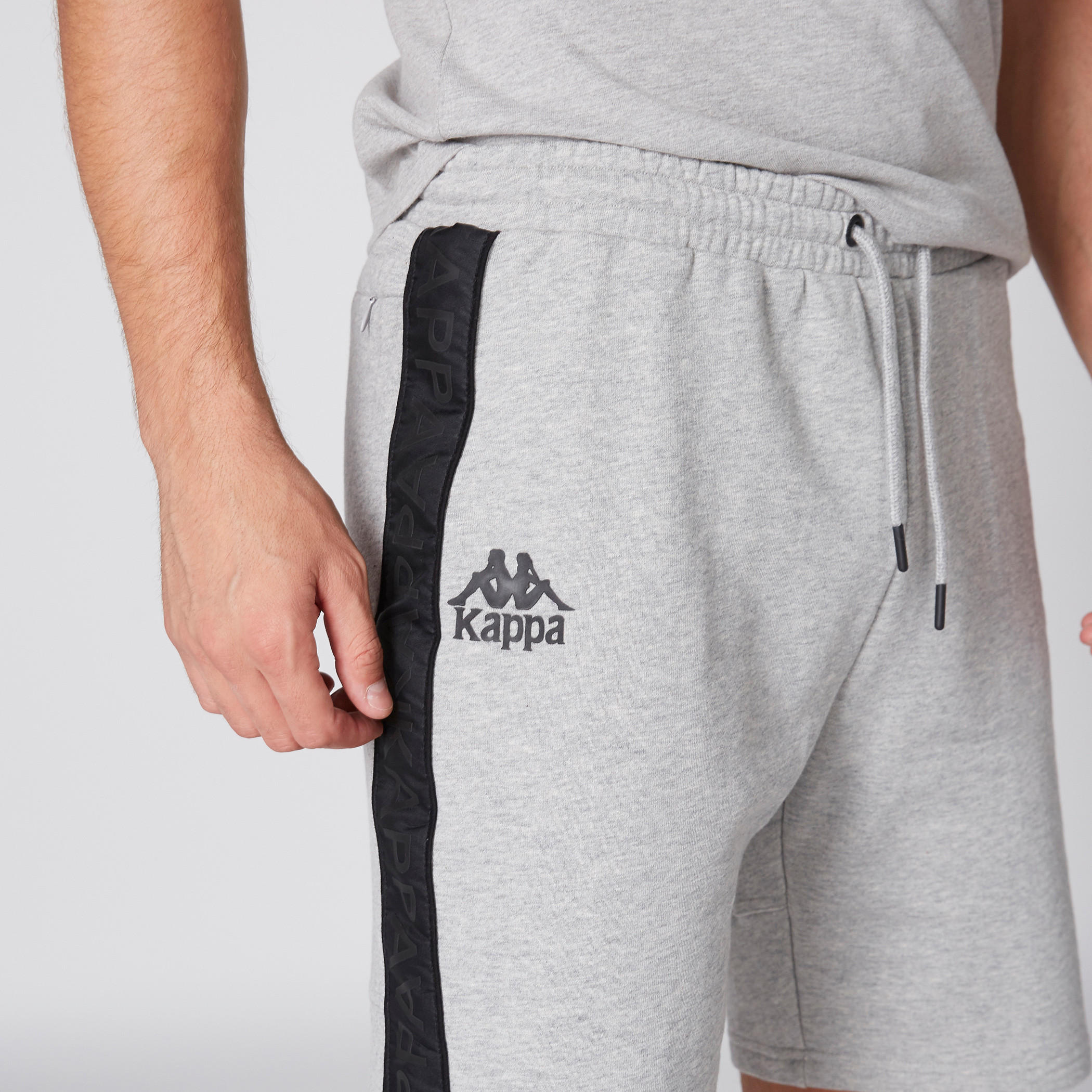 شورت بخصر مطّاطي ورباط من كابا-men-clothing-sportswearandactivewear-bottoms-image-3