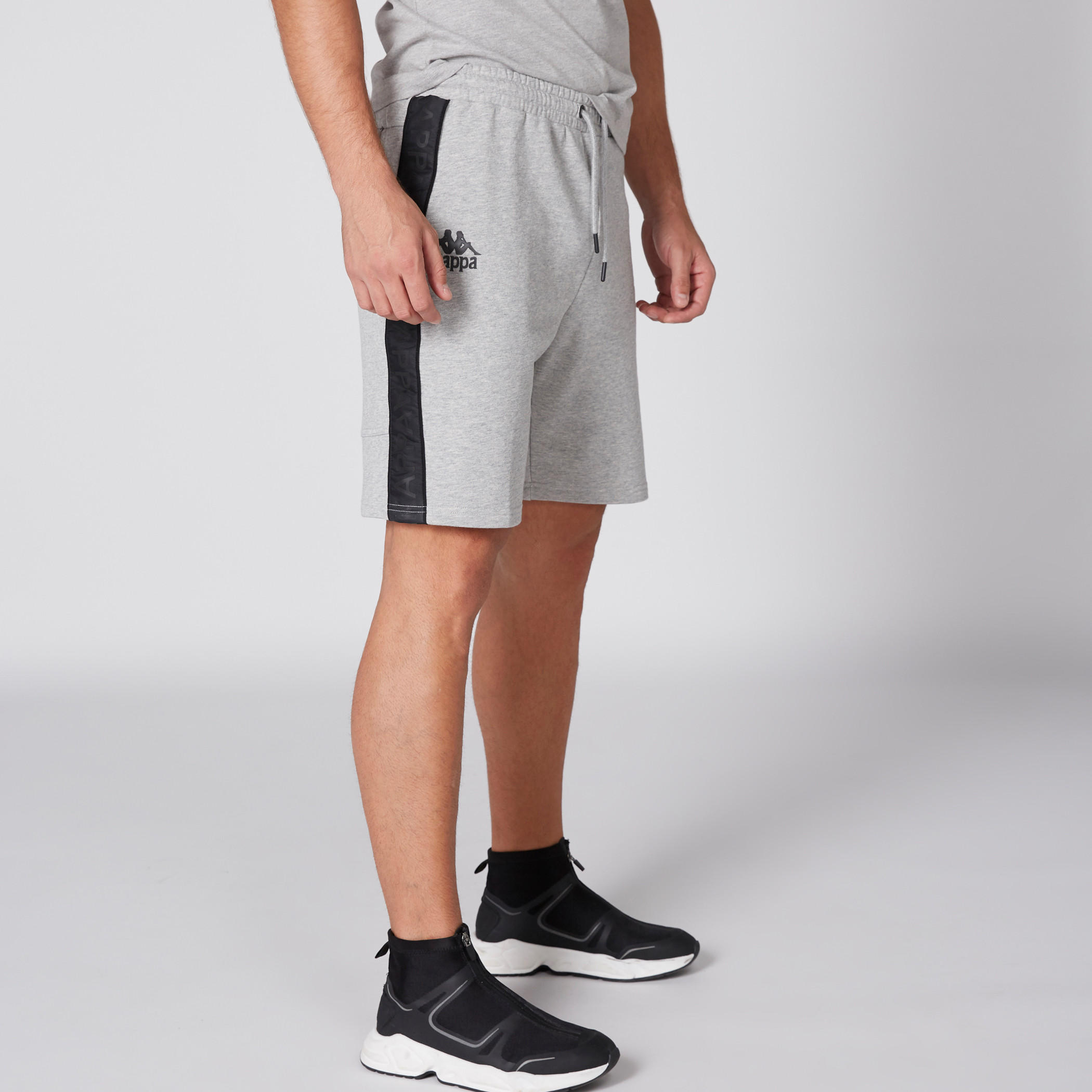 شورت بخصر مطّاطي ورباط من كابا-men-clothing-sportswearandactivewear-bottoms-image-4