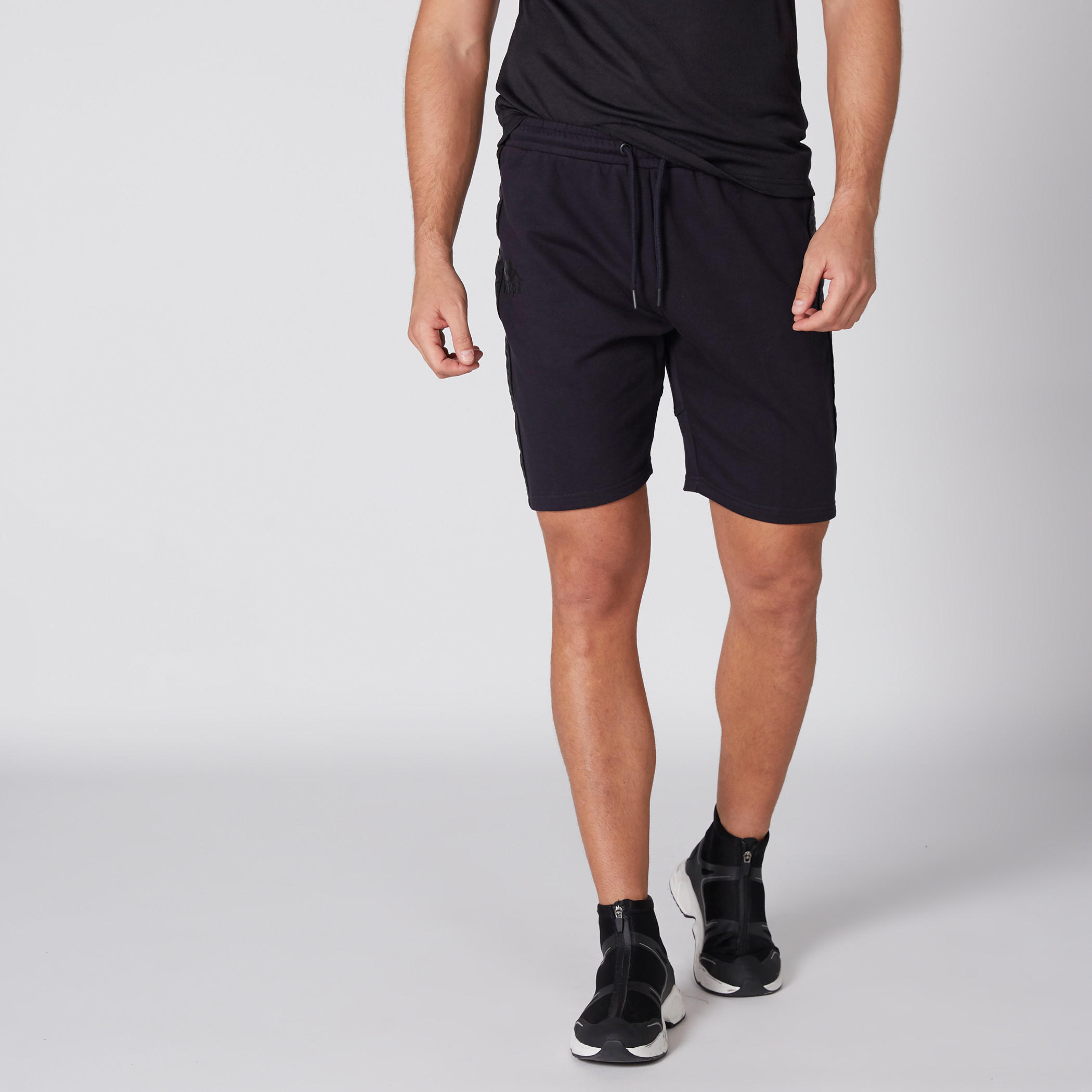 شورت بخصر مطّاطي ورباط من كابا-men-clothing-sportswearandactivewear-bottoms-image-1