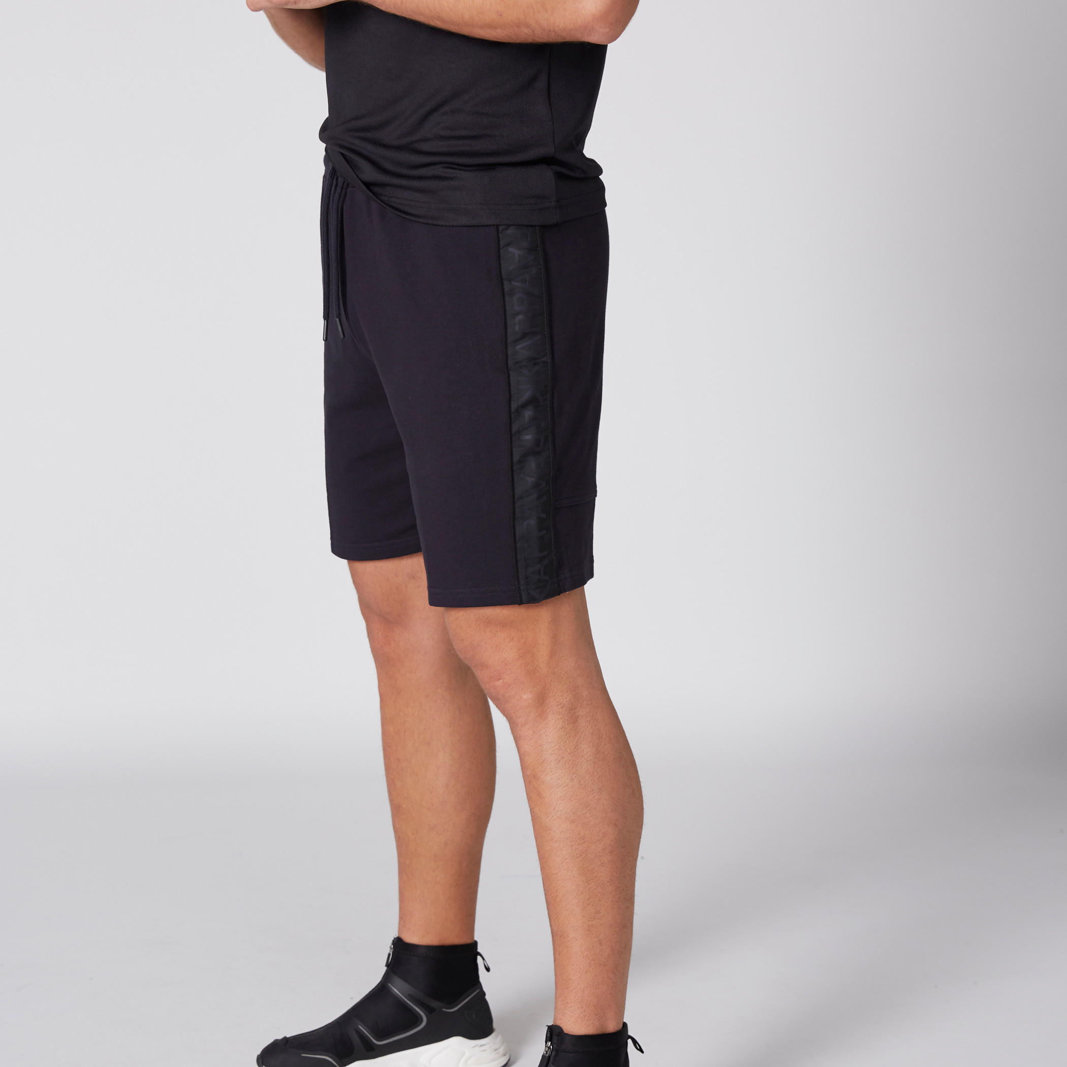 شورت بخصر مطّاطي ورباط من كابا-men-clothing-sportswearandactivewear-bottoms-image-4