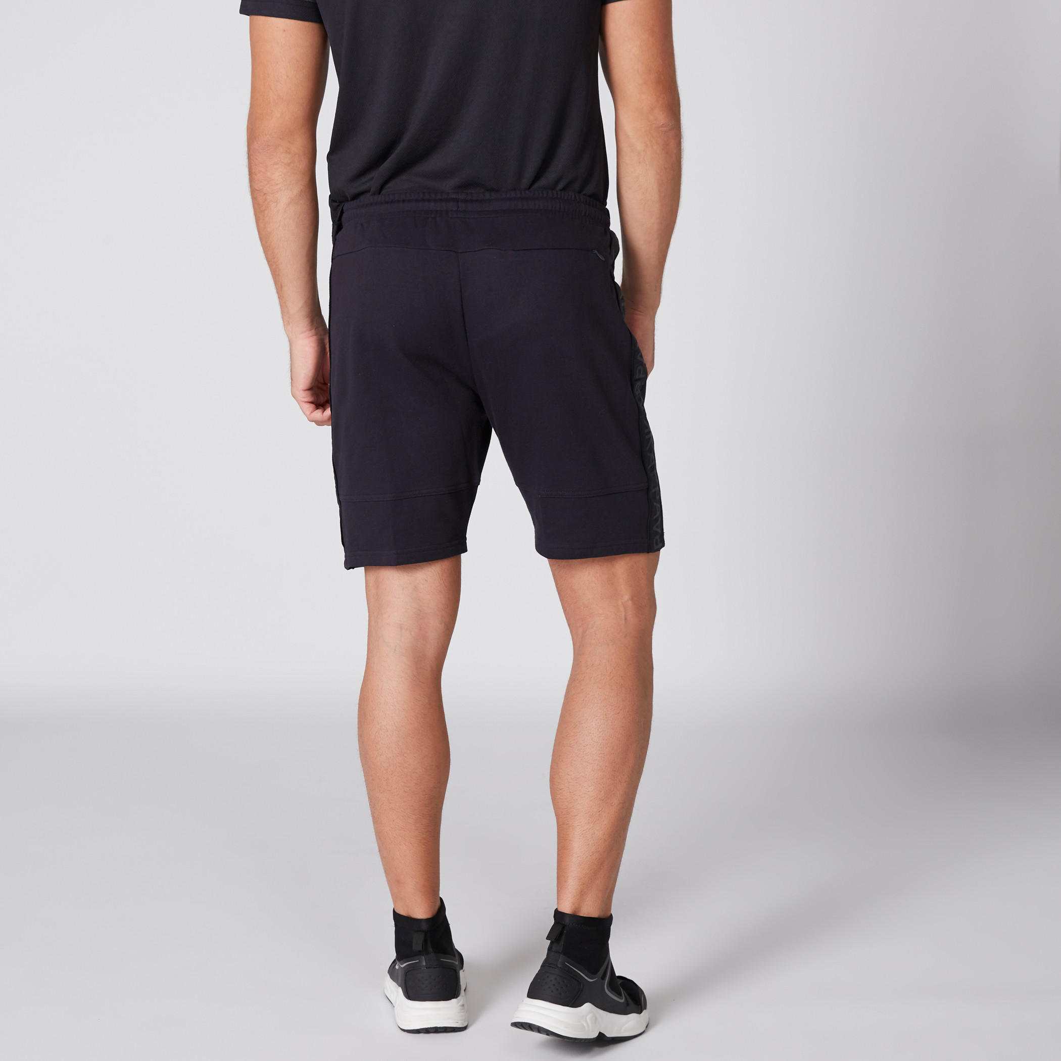 شورت بخصر مطّاطي ورباط من كابا-men-clothing-sportswearandactivewear-bottoms-image-5