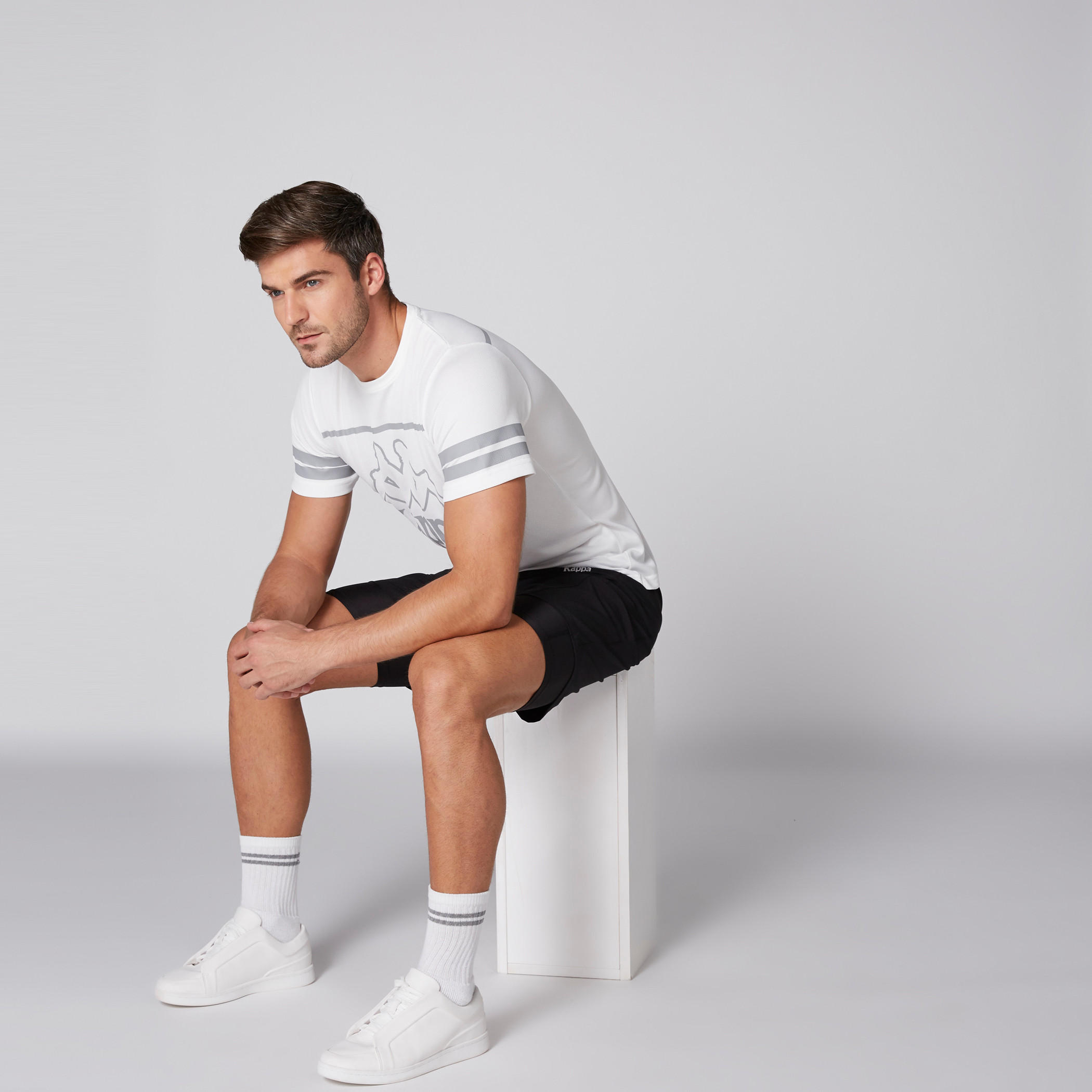 تيشيرت بياقة ضيقة وأكمام قصيرة وطبعات من كابا-men-clothing-sportswearandactivewear-tshirtsandpolos-image-1