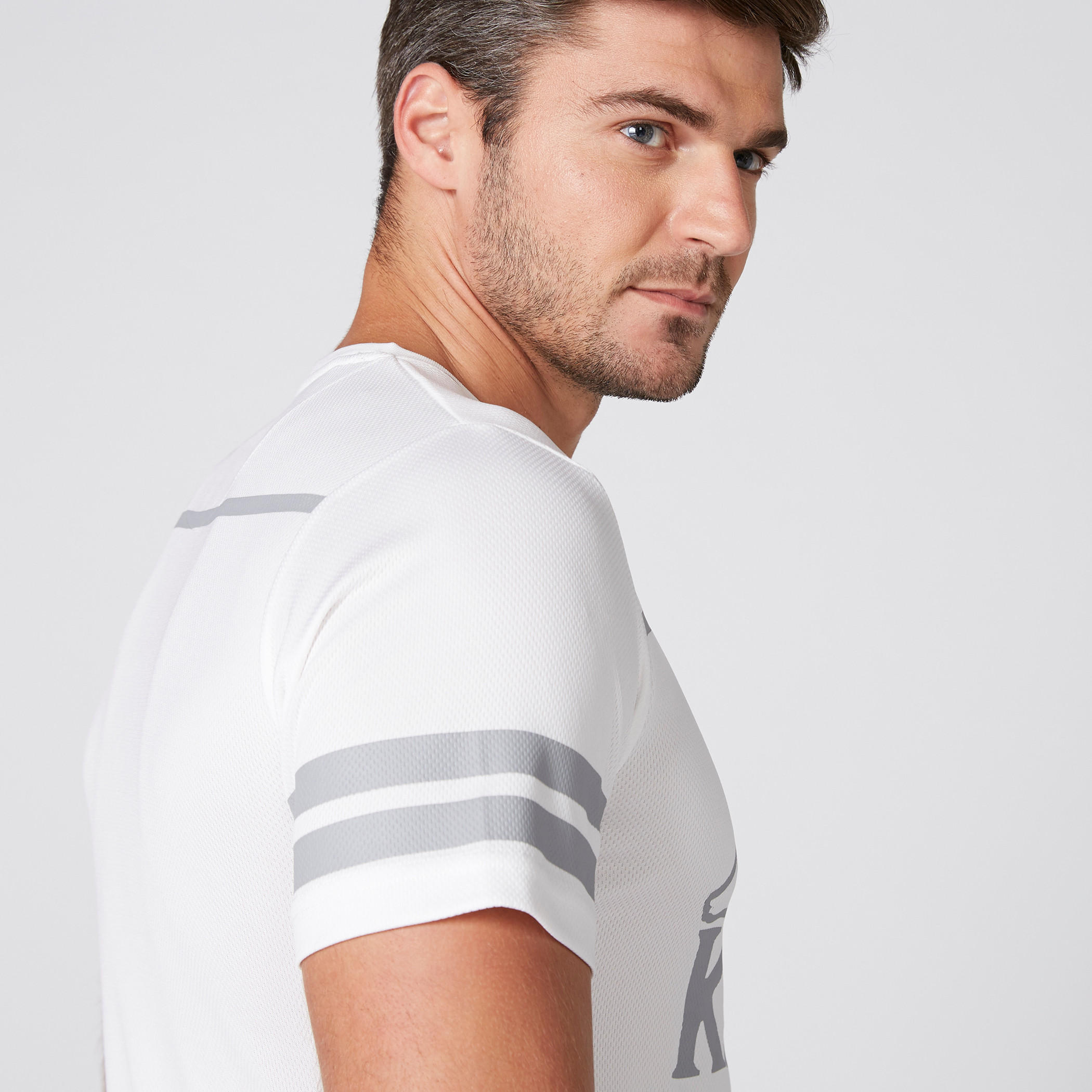 تيشيرت بياقة ضيقة وأكمام قصيرة وطبعات من كابا-men-clothing-sportswearandactivewear-tshirtsandpolos-image-2