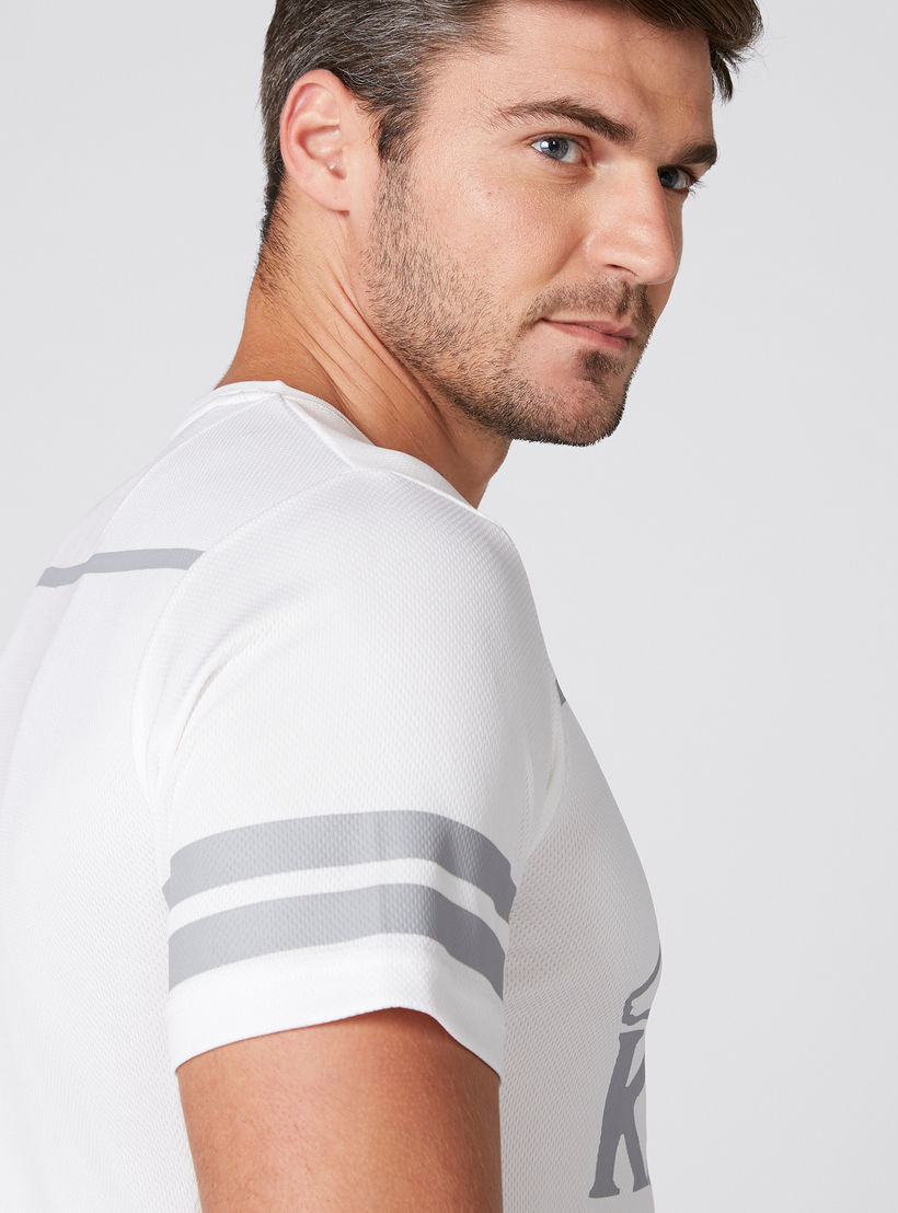 تيشيرت بياقة ضيقة وأكمام قصيرة وطبعات من كابا-men-clothing-sportswearandactivewear-tshirtsandpolos-image-2