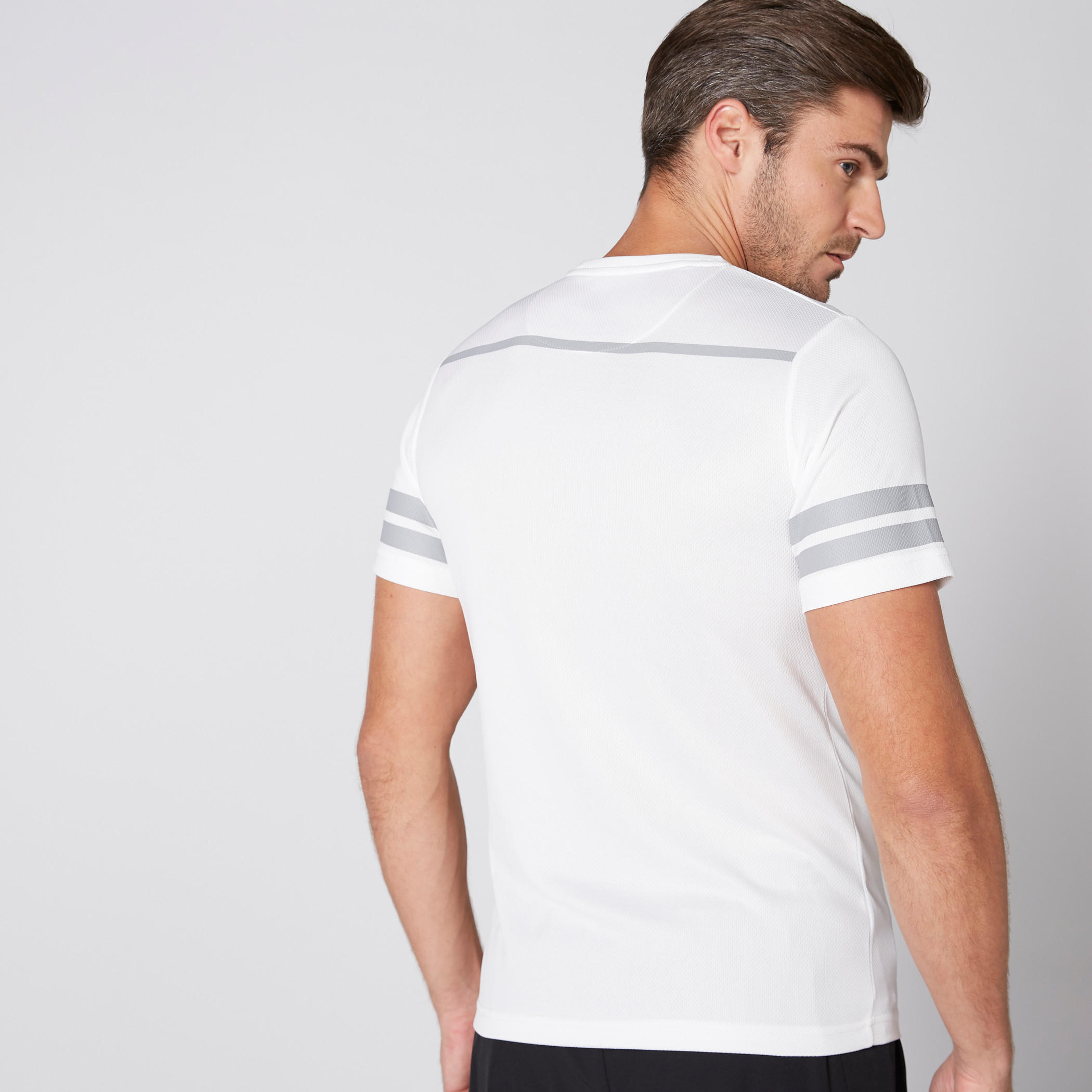 تيشيرت بياقة ضيقة وأكمام قصيرة وطبعات من كابا-men-clothing-sportswearandactivewear-tshirtsandpolos-image-4