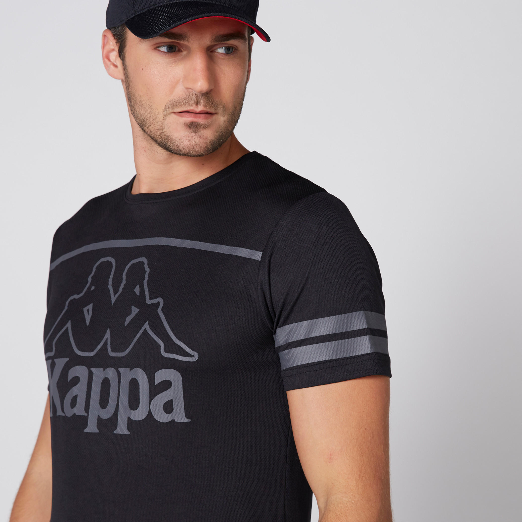 تيشيرت بياقة مستديرة وأكمام قصيرة وطبعات من كابا-men-clothing-sportswearandactivewear-tshirtsandpolos-image-1
