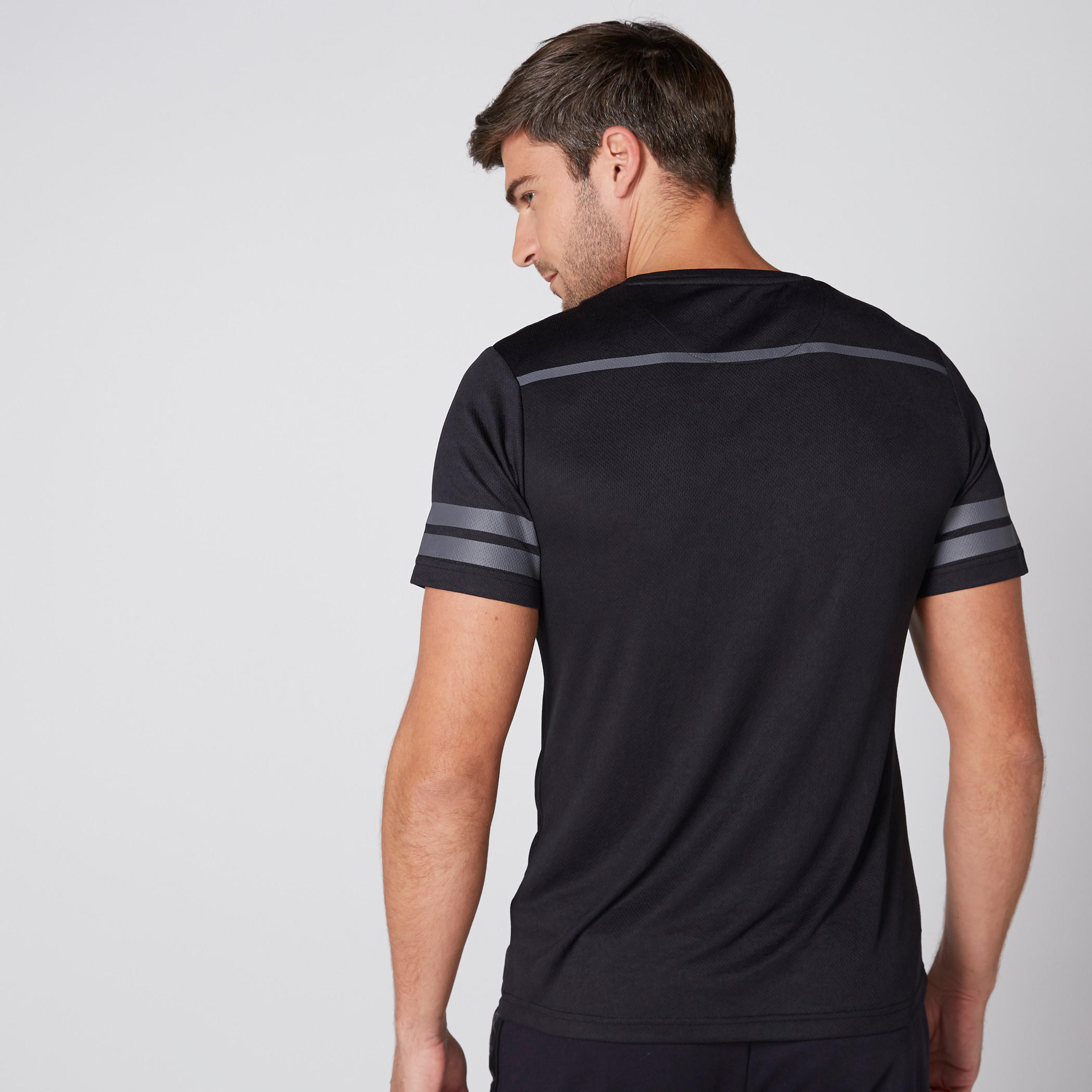 تيشيرت بياقة مستديرة وأكمام قصيرة وطبعات من كابا-men-clothing-sportswearandactivewear-tshirtsandpolos-image-3