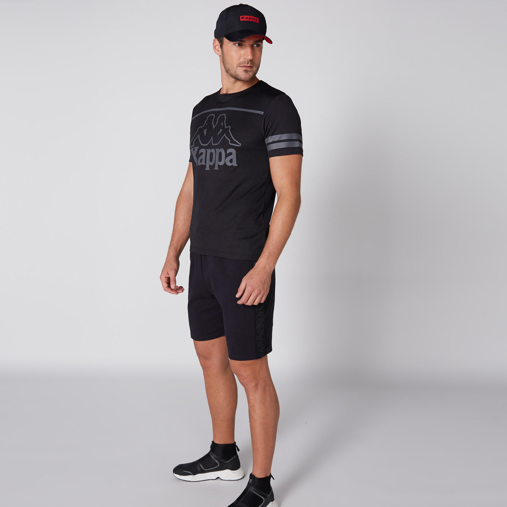 تيشيرت بياقة مستديرة وأكمام قصيرة وطبعات من كابا-men-clothing-sportswearandactivewear-tshirtsandpolos-image-4