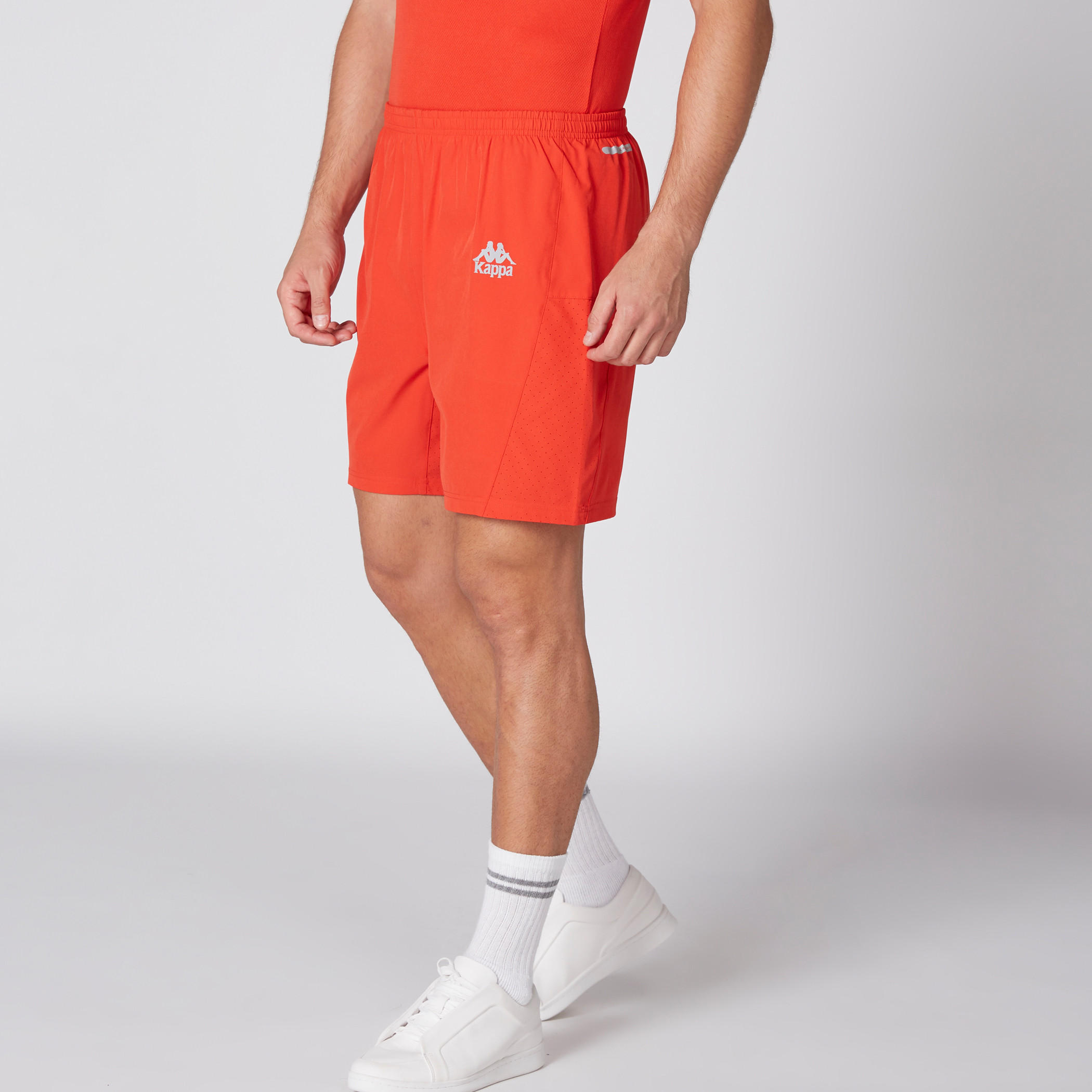 شورت بخصر مطّاطي وسحّاب من كابا-men-clothing-sportswearandactivewear-bottoms-image-4