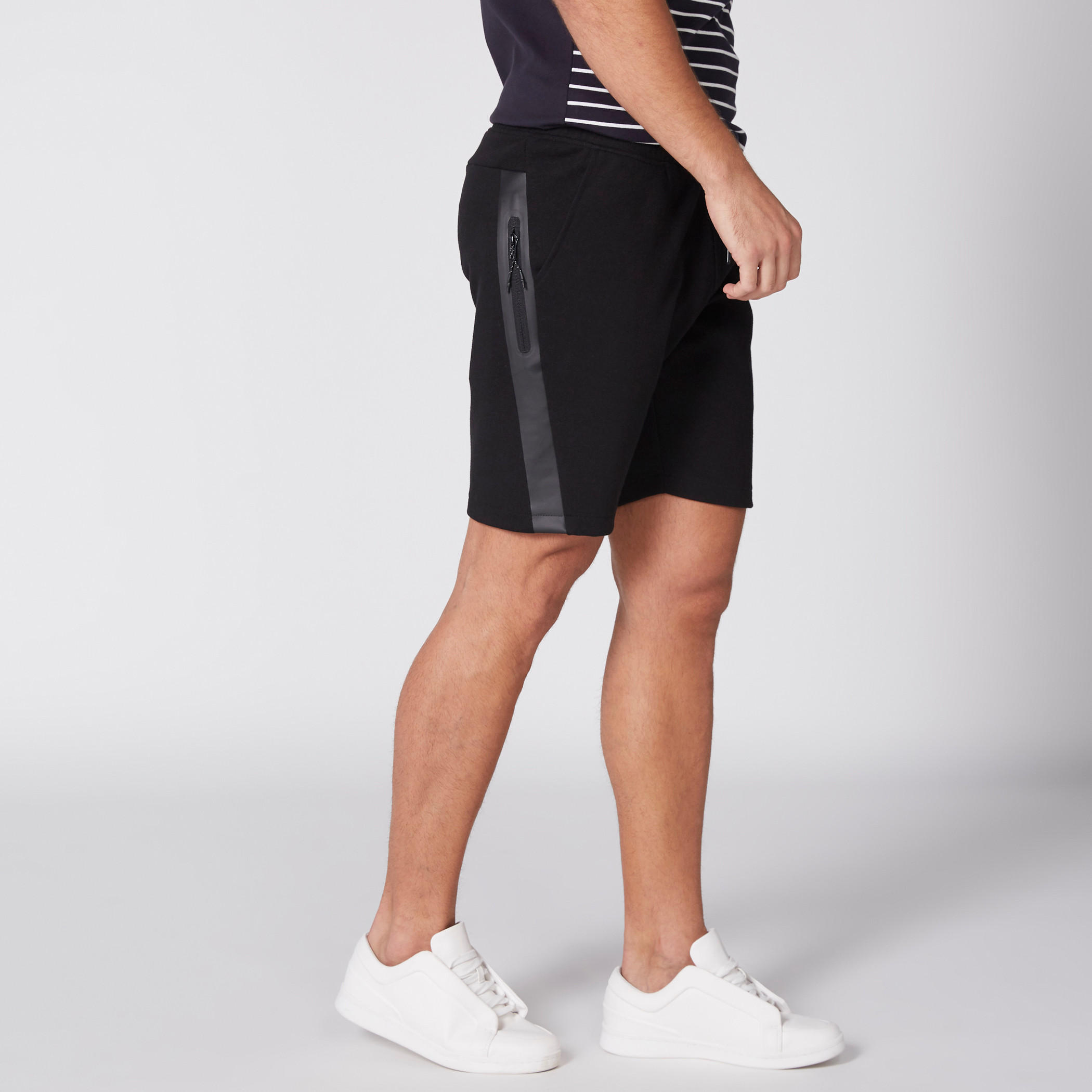 شورت بخصر مطّاطي وجيوب من كابا-men-clothing-sportswearandactivewear-bottoms-image-3
