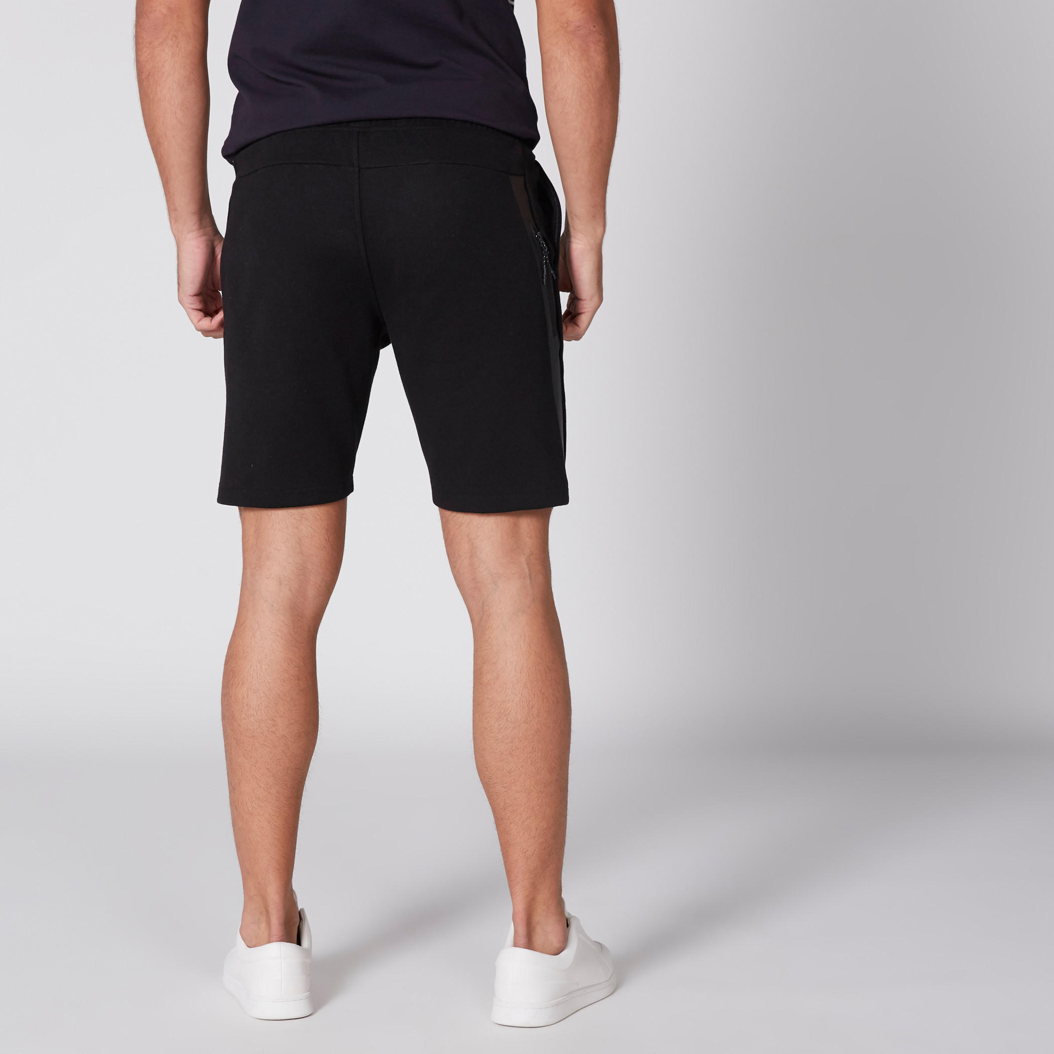شورت بخصر مطّاطي وجيوب من كابا-men-clothing-sportswearandactivewear-bottoms-image-5