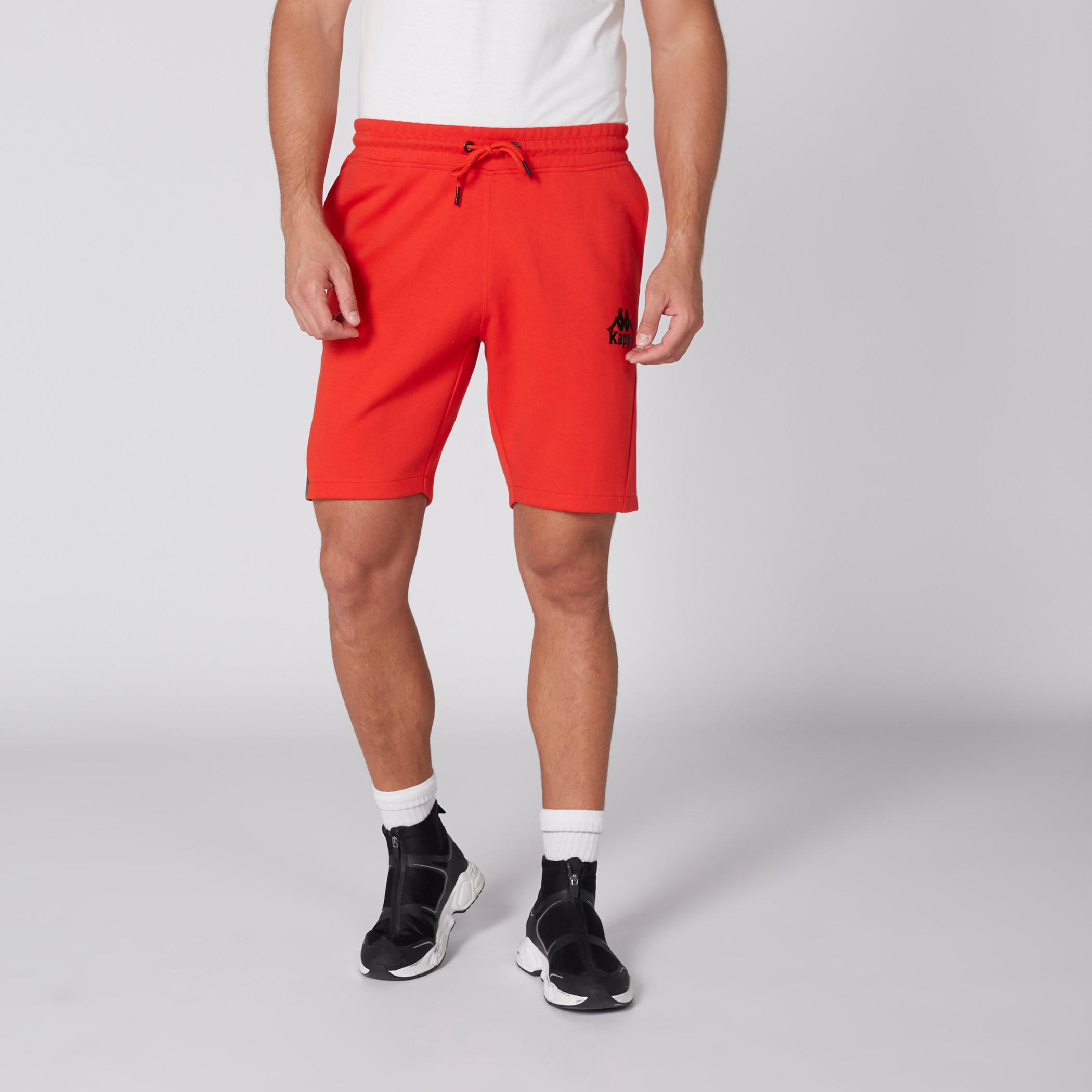 شورت بخصر مطّاطي ورباط وجيوب من كابا-men-clothing-sportswearandactivewear-bottoms-image-1
