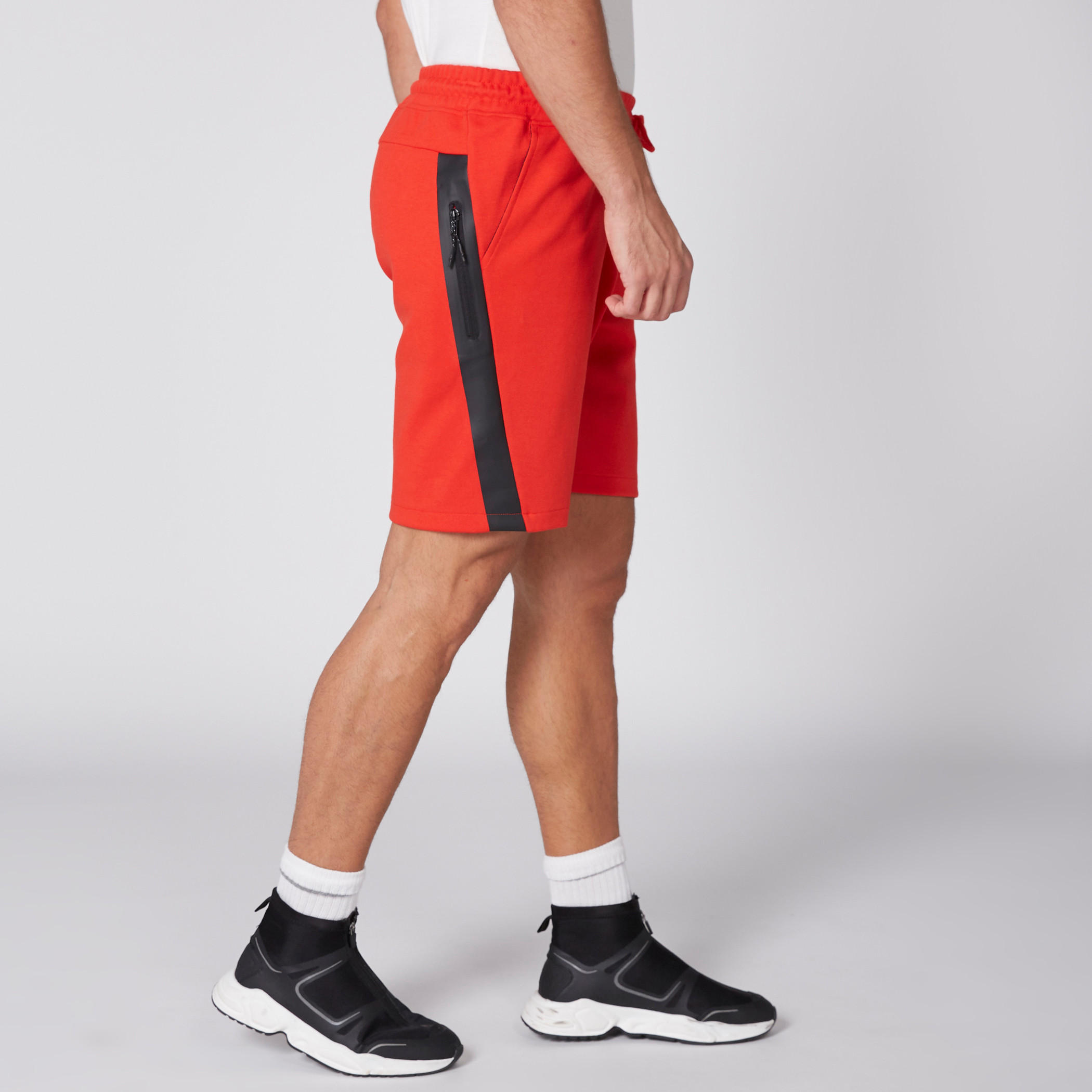 شورت بخصر مطّاطي ورباط وجيوب من كابا-men-clothing-sportswearandactivewear-bottoms-image-2