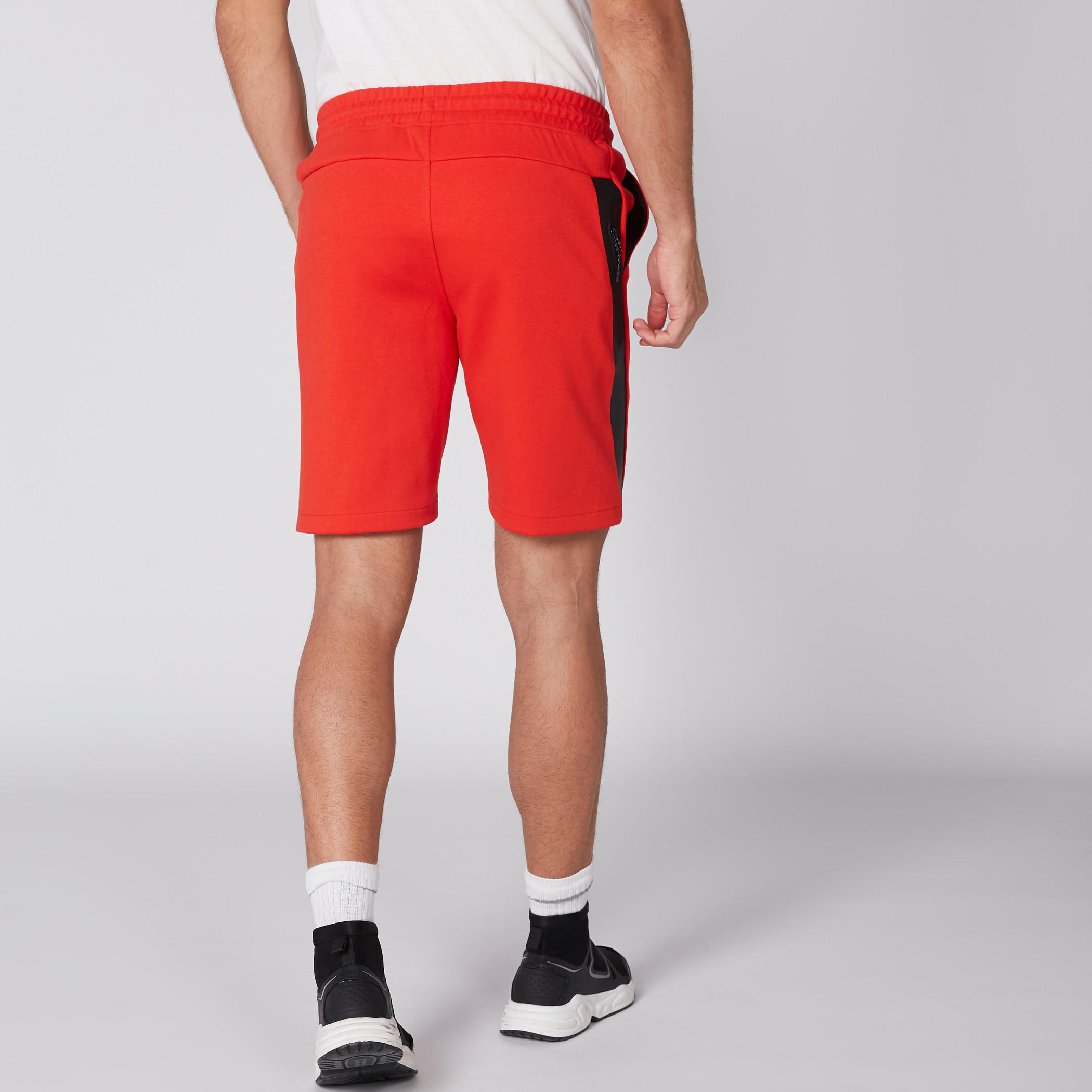 شورت بخصر مطّاطي ورباط وجيوب من كابا-men-clothing-sportswearandactivewear-bottoms-image-3