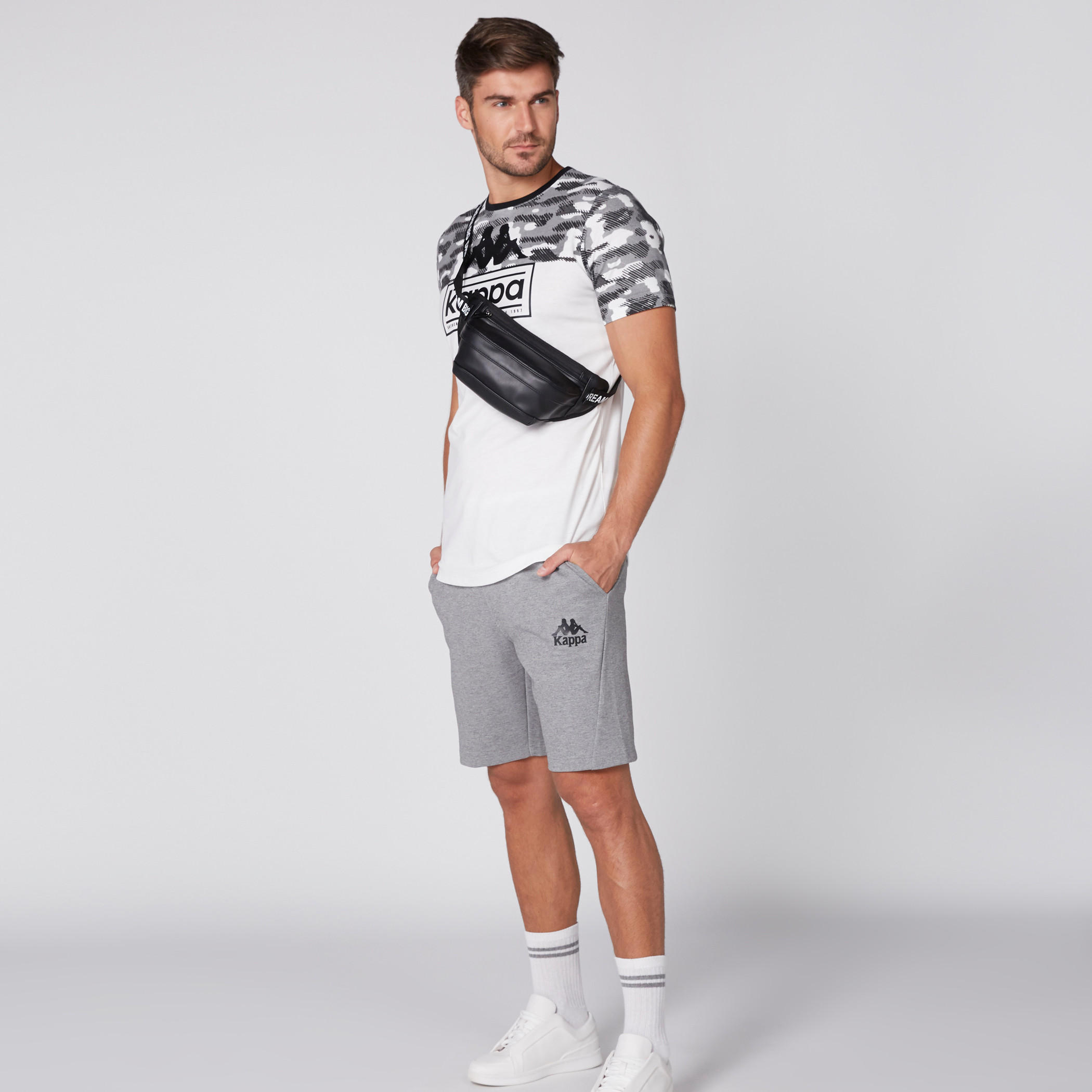 شورت بخصر مطّاطي وجيوب من كابا-men-clothing-sportswearandactivewear-bottoms-image-1