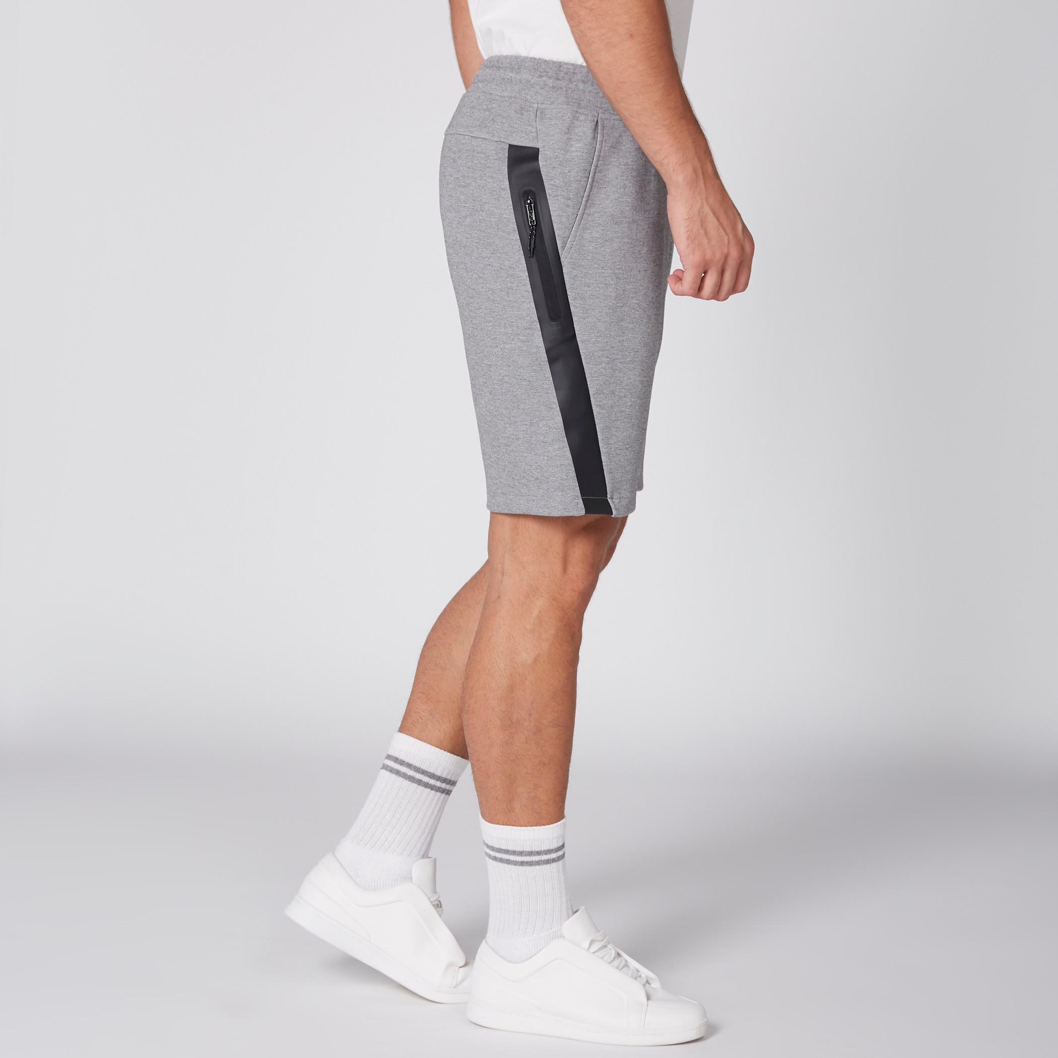 شورت بخصر مطّاطي وجيوب من كابا-men-clothing-sportswearandactivewear-bottoms-image-4