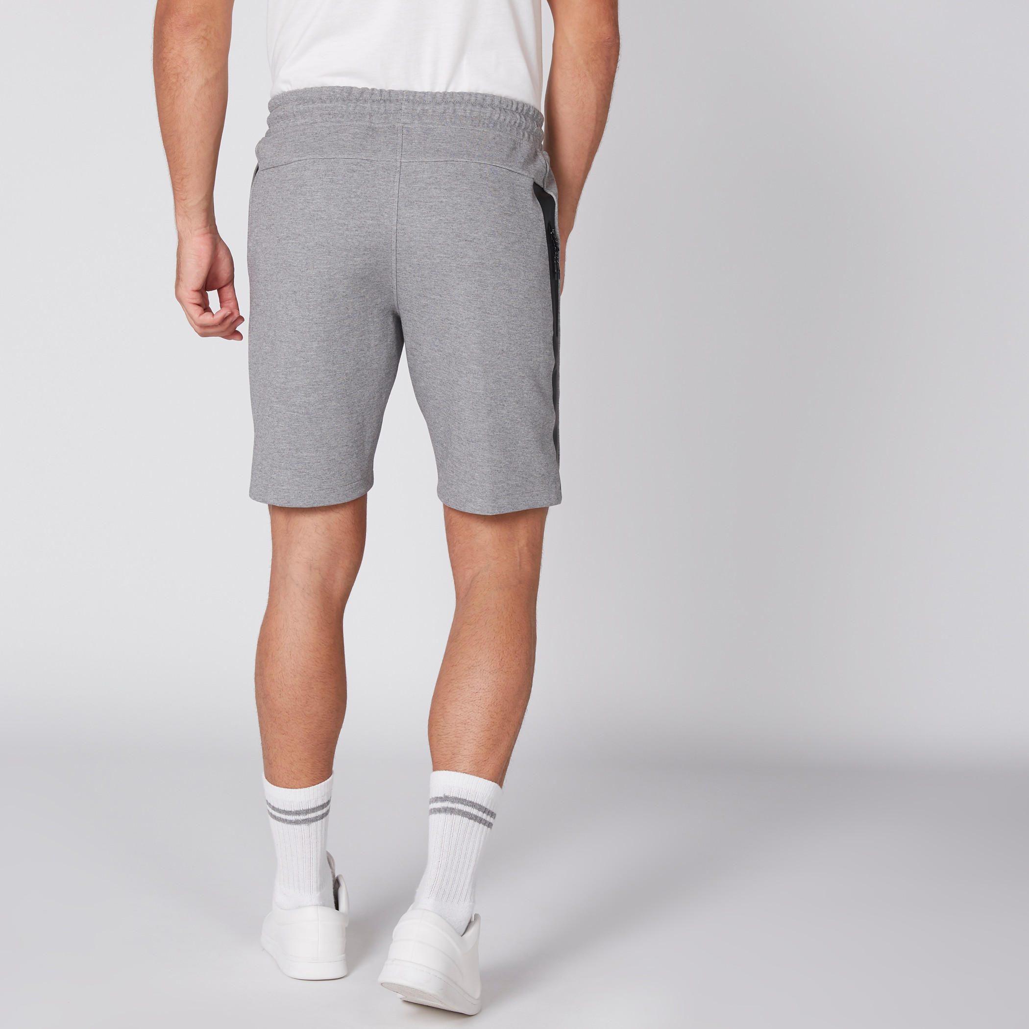 شورت بخصر مطّاطي وجيوب من كابا-men-clothing-sportswearandactivewear-bottoms-image-5