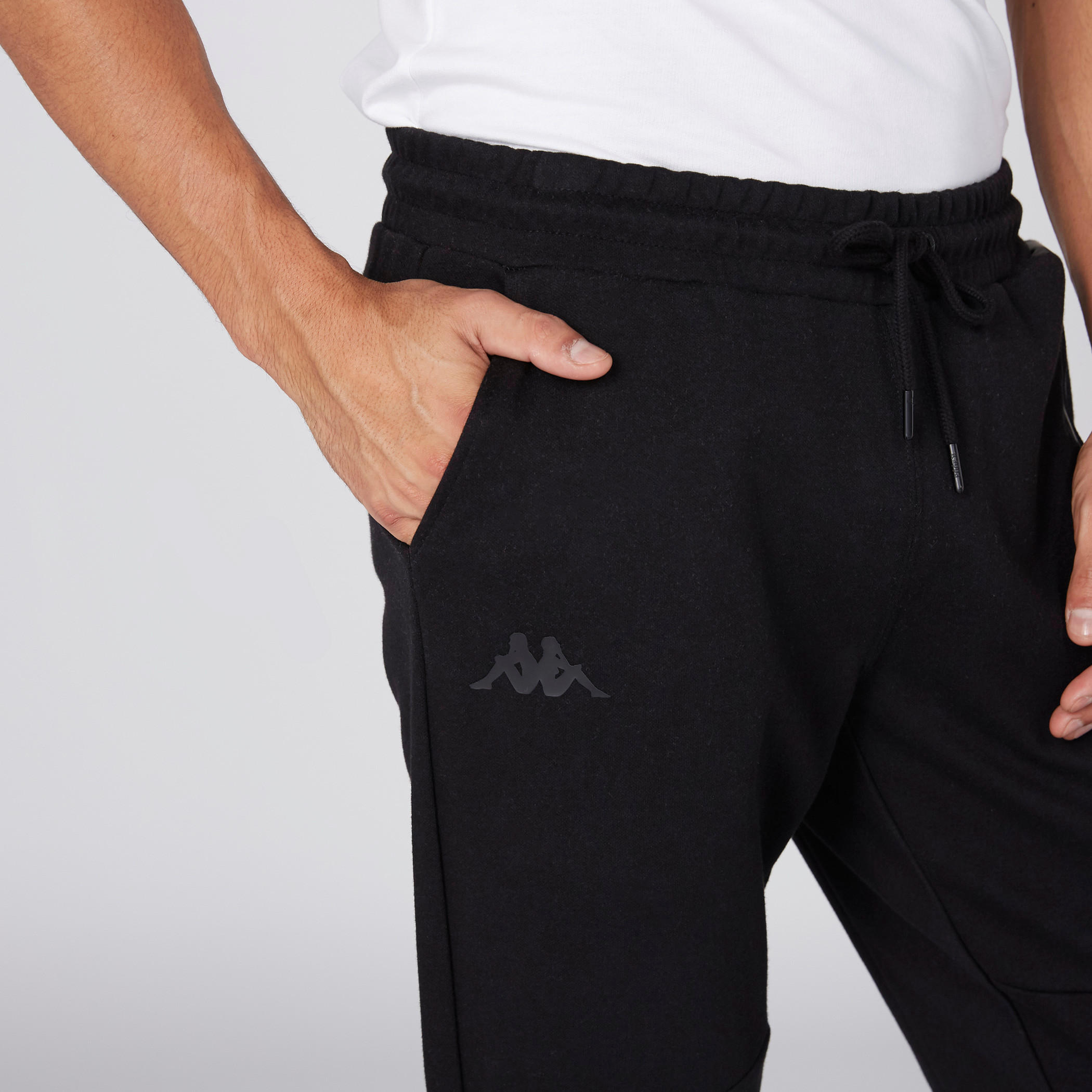 بنطال رياضي طويل بخصر مطّاطي ورباط من كابا-men-clothing-sportswearandactivewear-bottoms-image-2