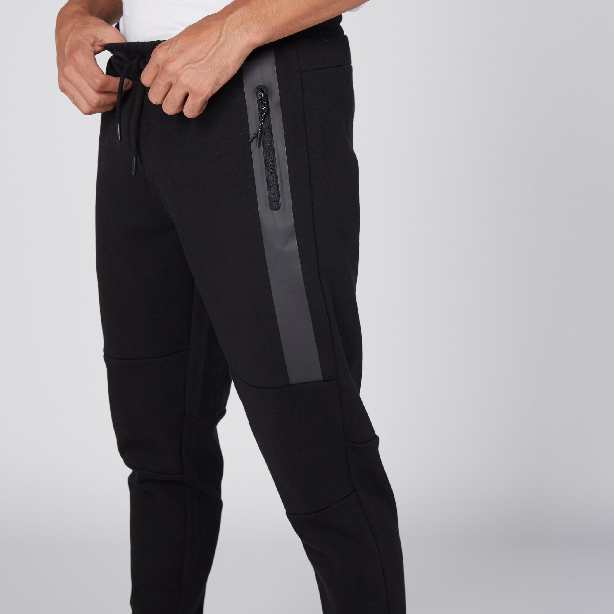 بنطال رياضي طويل بخصر مطّاطي ورباط من كابا-men-clothing-sportswearandactivewear-bottoms-image-3