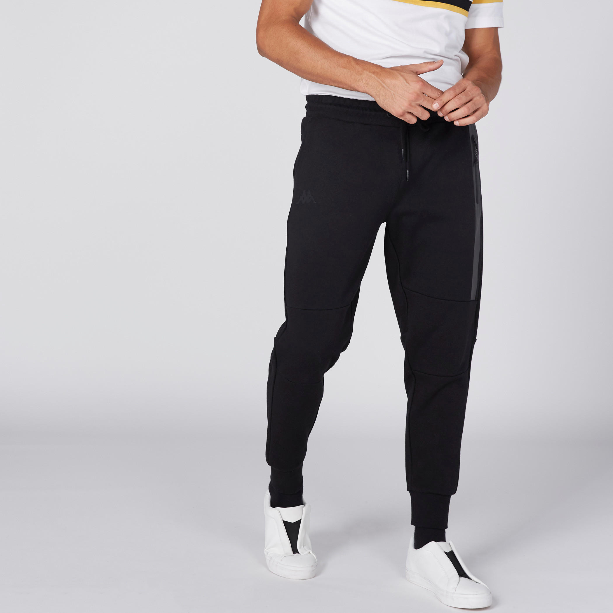 بنطال رياضي طويل بخصر مطّاطي ورباط من كابا-men-clothing-sportswearandactivewear-bottoms-image-4