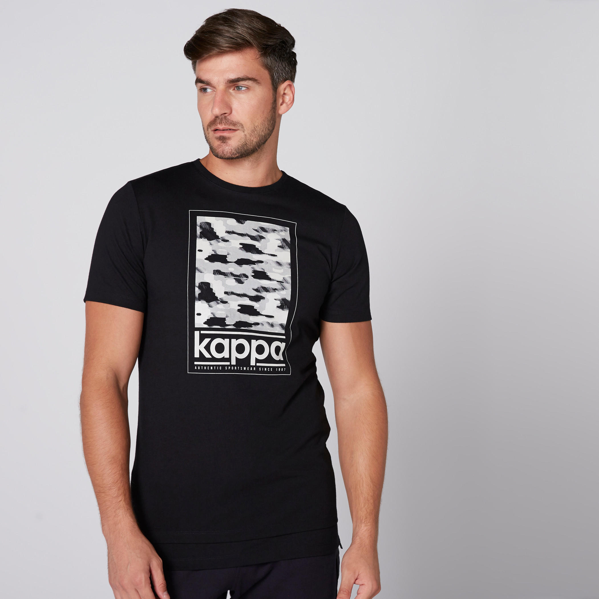 تيشيرت بياقة مستديرة وأكمام قصيرة وطبعات من كابا-men-clothing-sportswearandactivewear-tshirtsandpolos-image-1