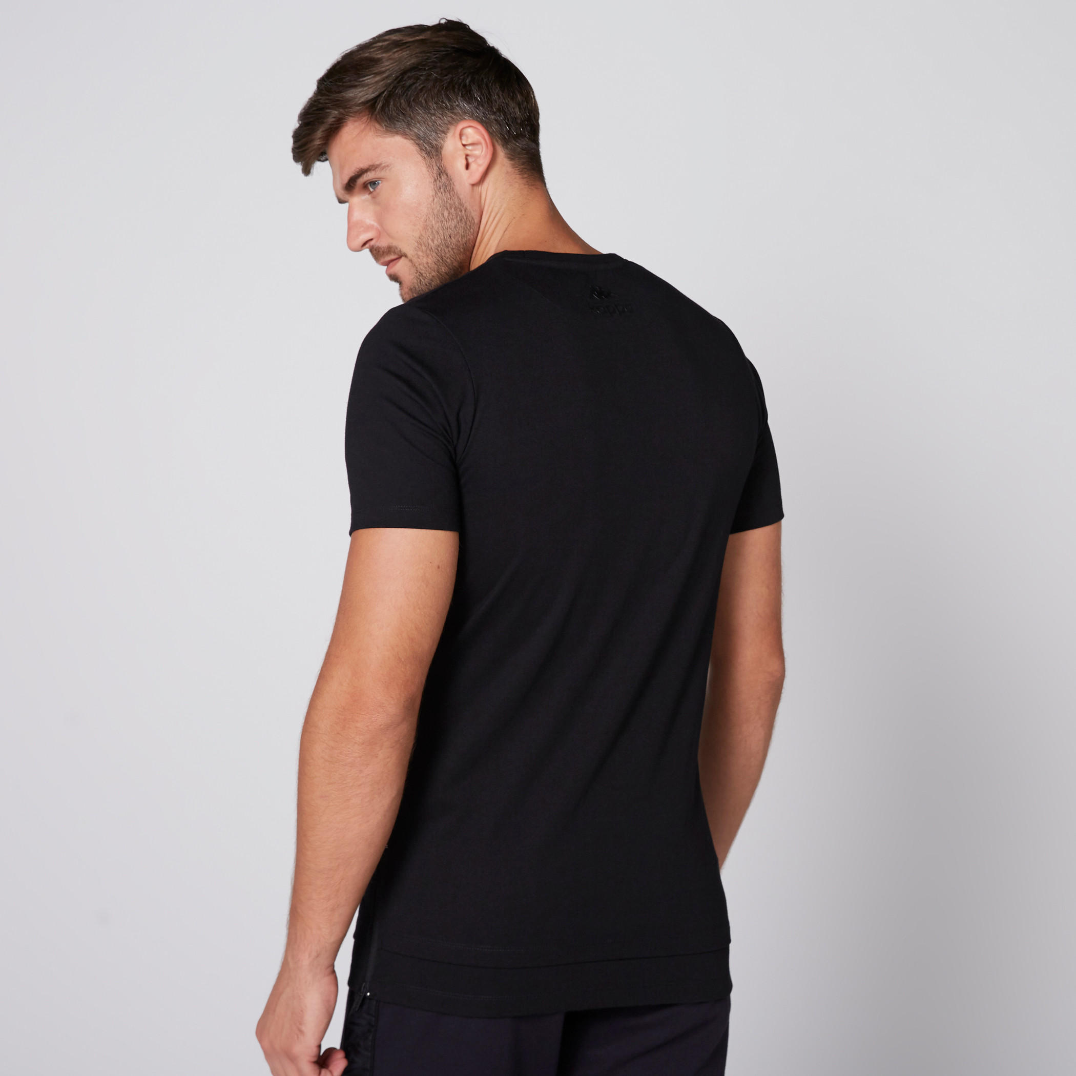تيشيرت بياقة مستديرة وأكمام قصيرة وطبعات من كابا-men-clothing-sportswearandactivewear-tshirtsandpolos-image-2
