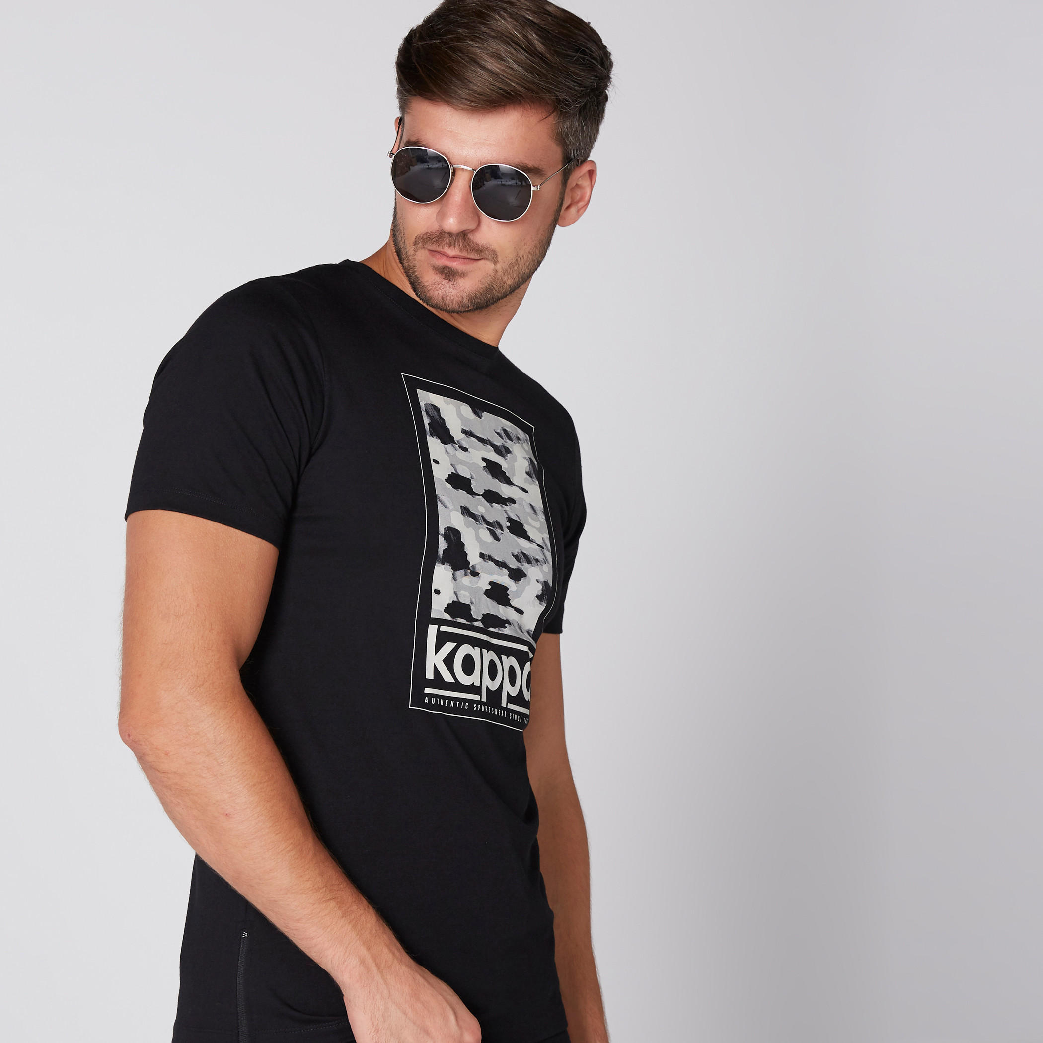 تيشيرت بياقة مستديرة وأكمام قصيرة وطبعات من كابا-men-clothing-sportswearandactivewear-tshirtsandpolos-image-4