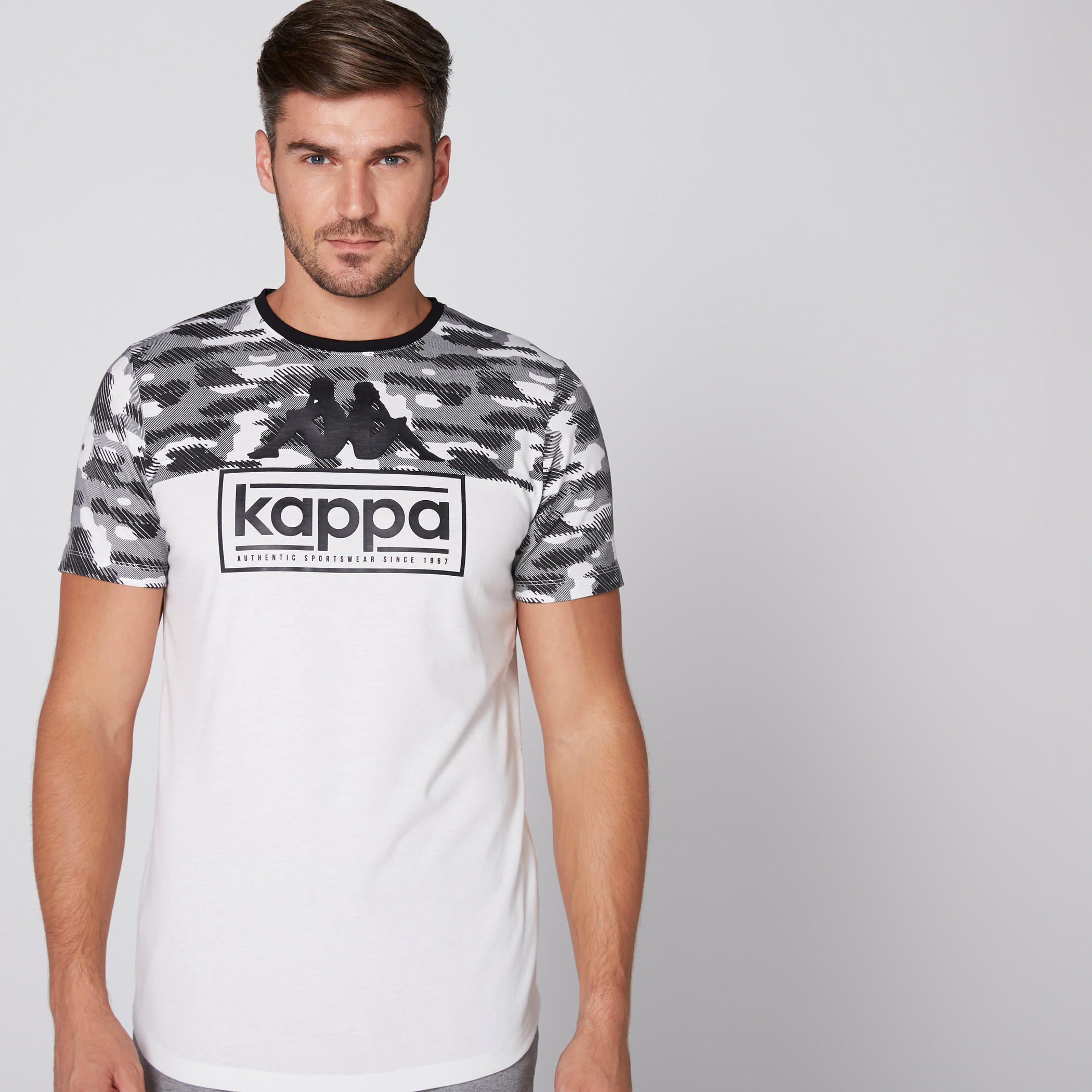 تيشيرت بياقة مستديرة وأكمام قصيرة وطبعات من كابا-men-clothing-sportswearandactivewear-tshirtsandpolos-image-2