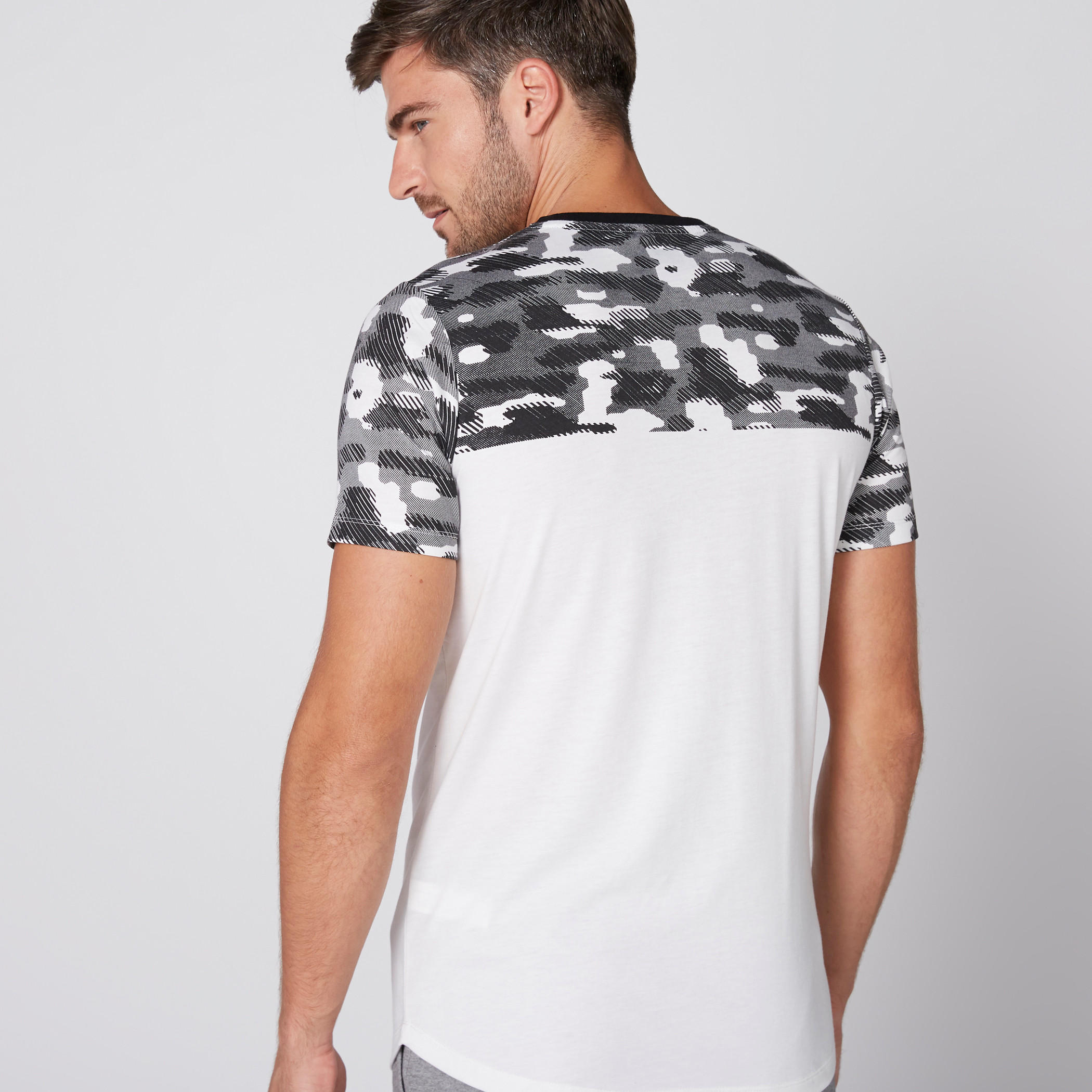 تيشيرت بياقة مستديرة وأكمام قصيرة وطبعات من كابا-men-clothing-sportswearandactivewear-tshirtsandpolos-image-3